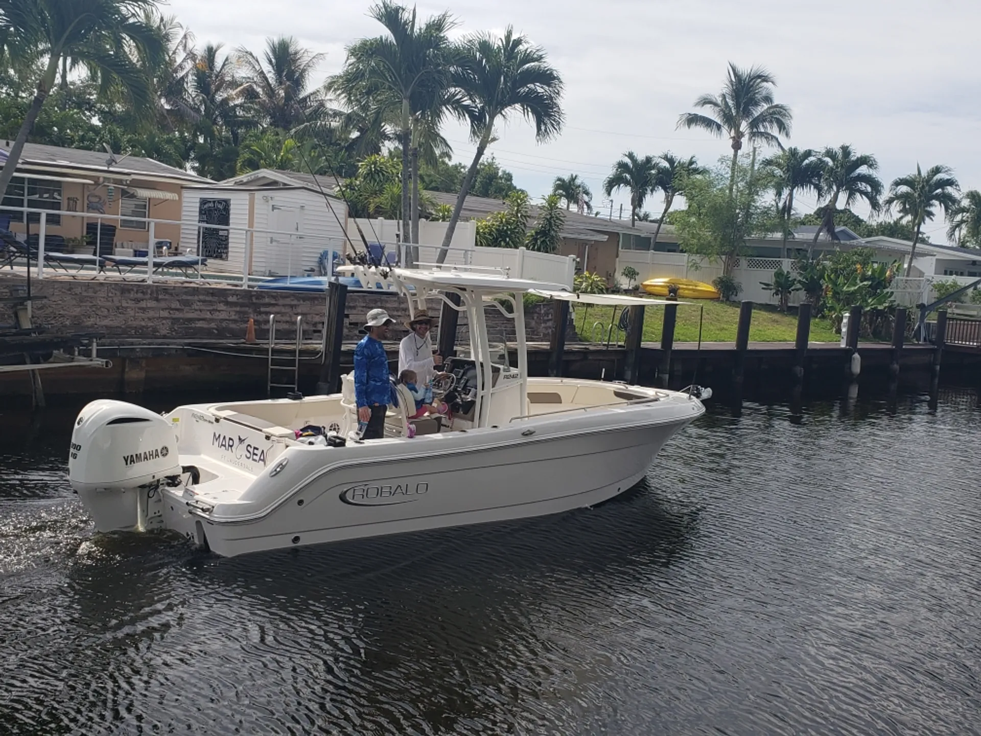 Marsea, Premium 2021 Robalo! 24’ center console 242 explorer. 300 HP