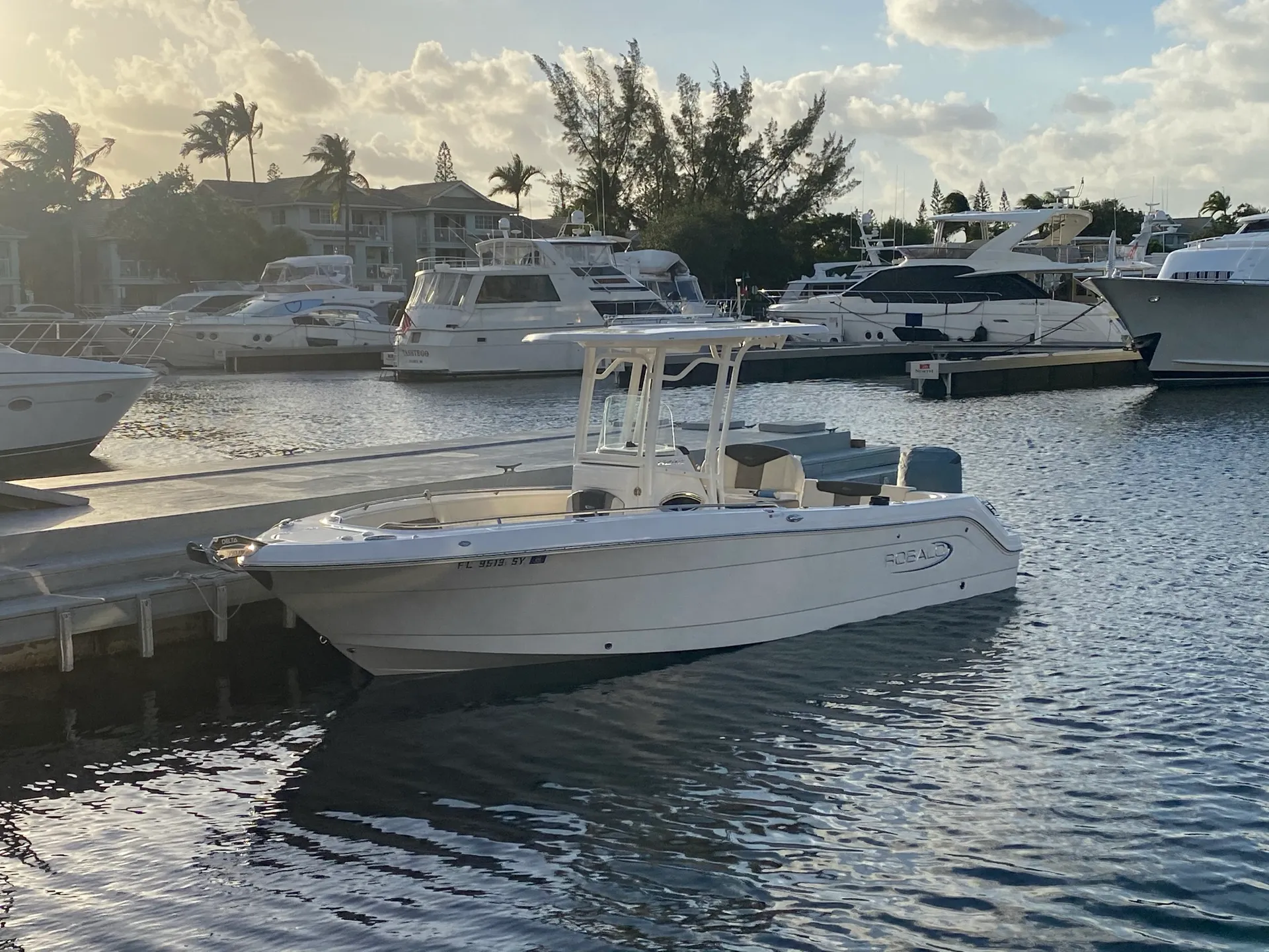Marsea, Premium 2021 Robalo! 24’ center console 242 explorer. 300 HP