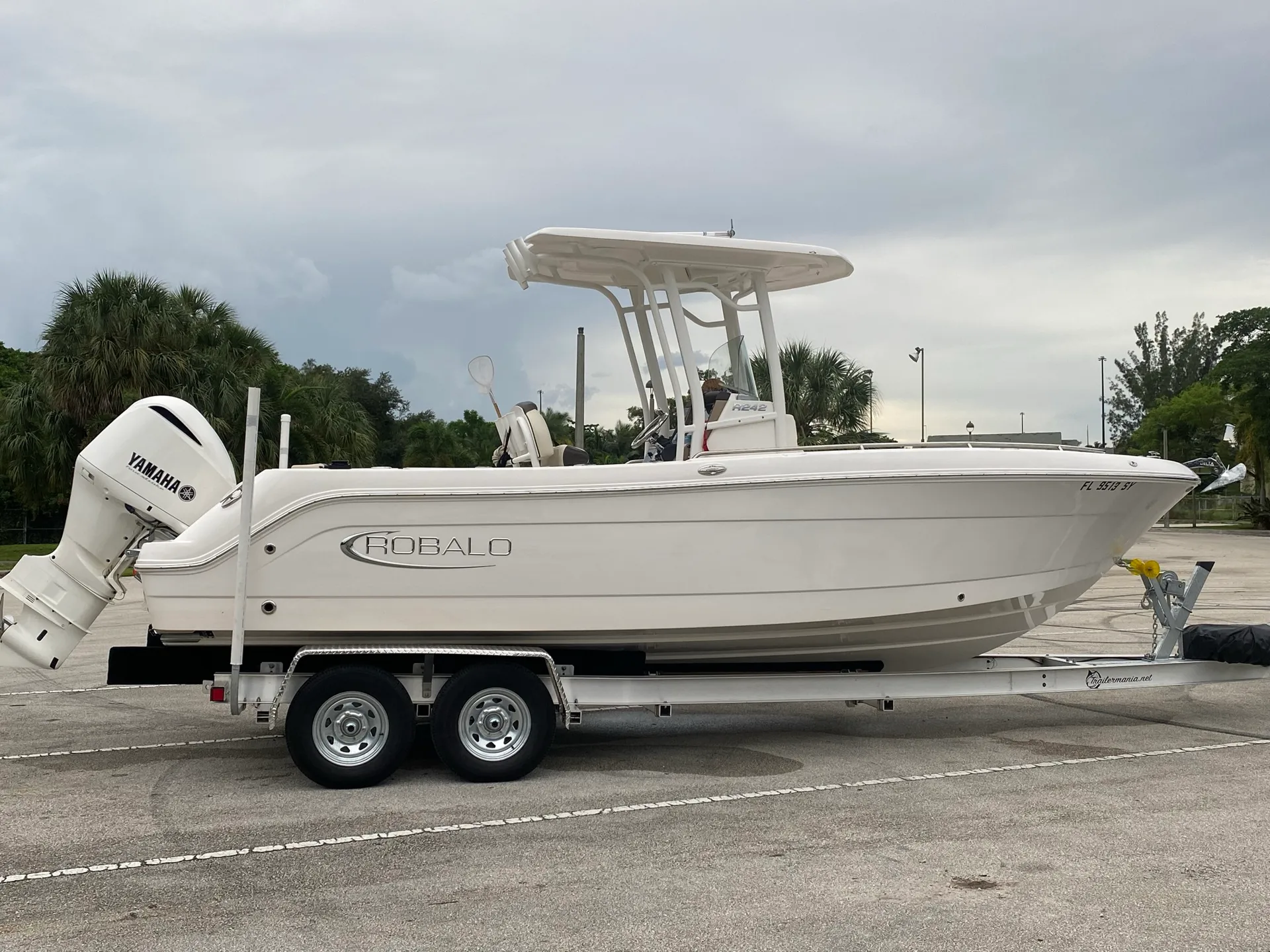 Marsea, Premium 2021 Robalo! 24’ center console 242 explorer. 300 HP