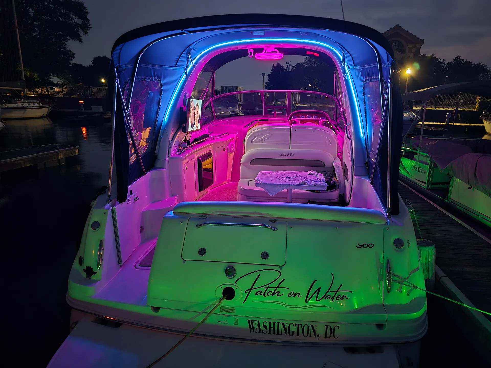 Sea Ray Boats 300 DA in Washington, DC — photo 10