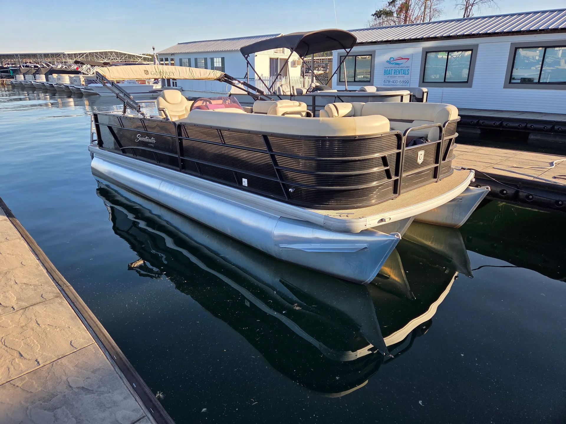 22' Tri-Toon (200hp Outboard)