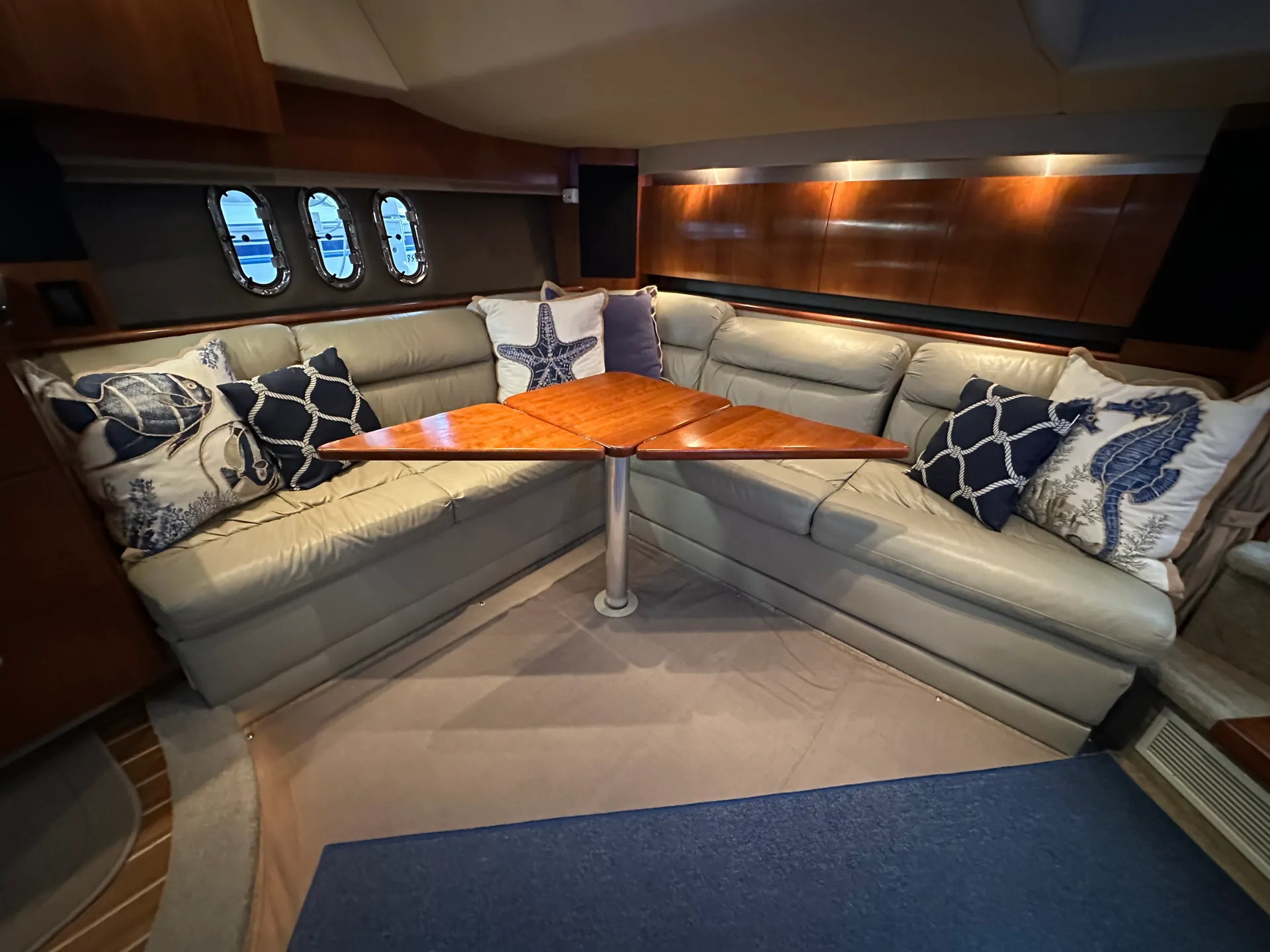 CRUISERS YACHTS 400 EXPRESS V-DRIVE in Cincinnati, OH — photo 4