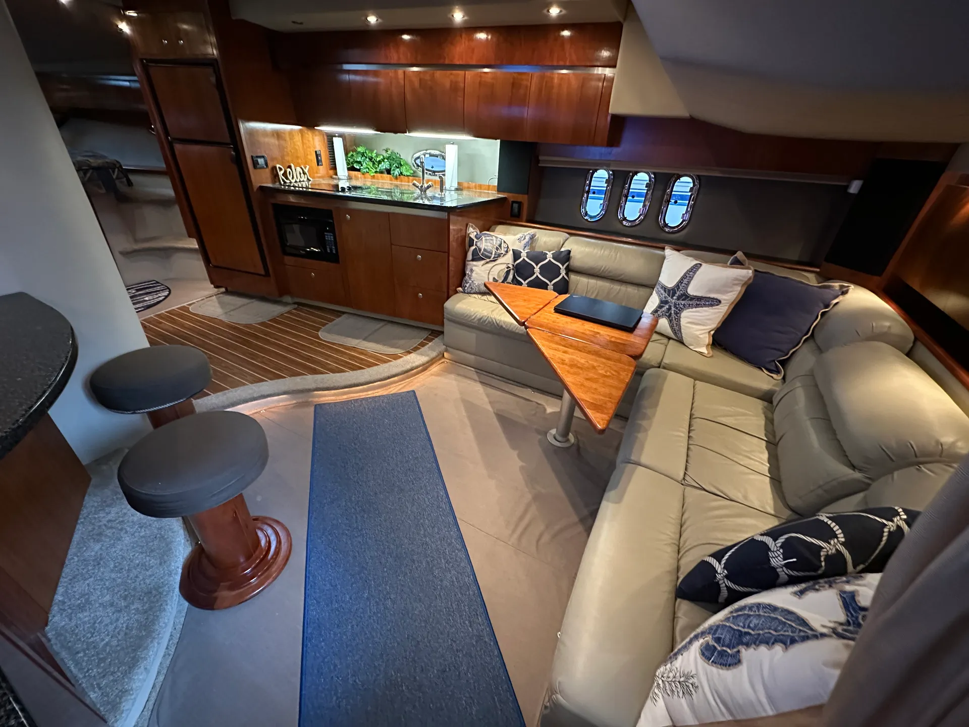CRUISERS YACHTS 400 EXPRESS V-DRIVE in Cincinnati, OH — photo 5