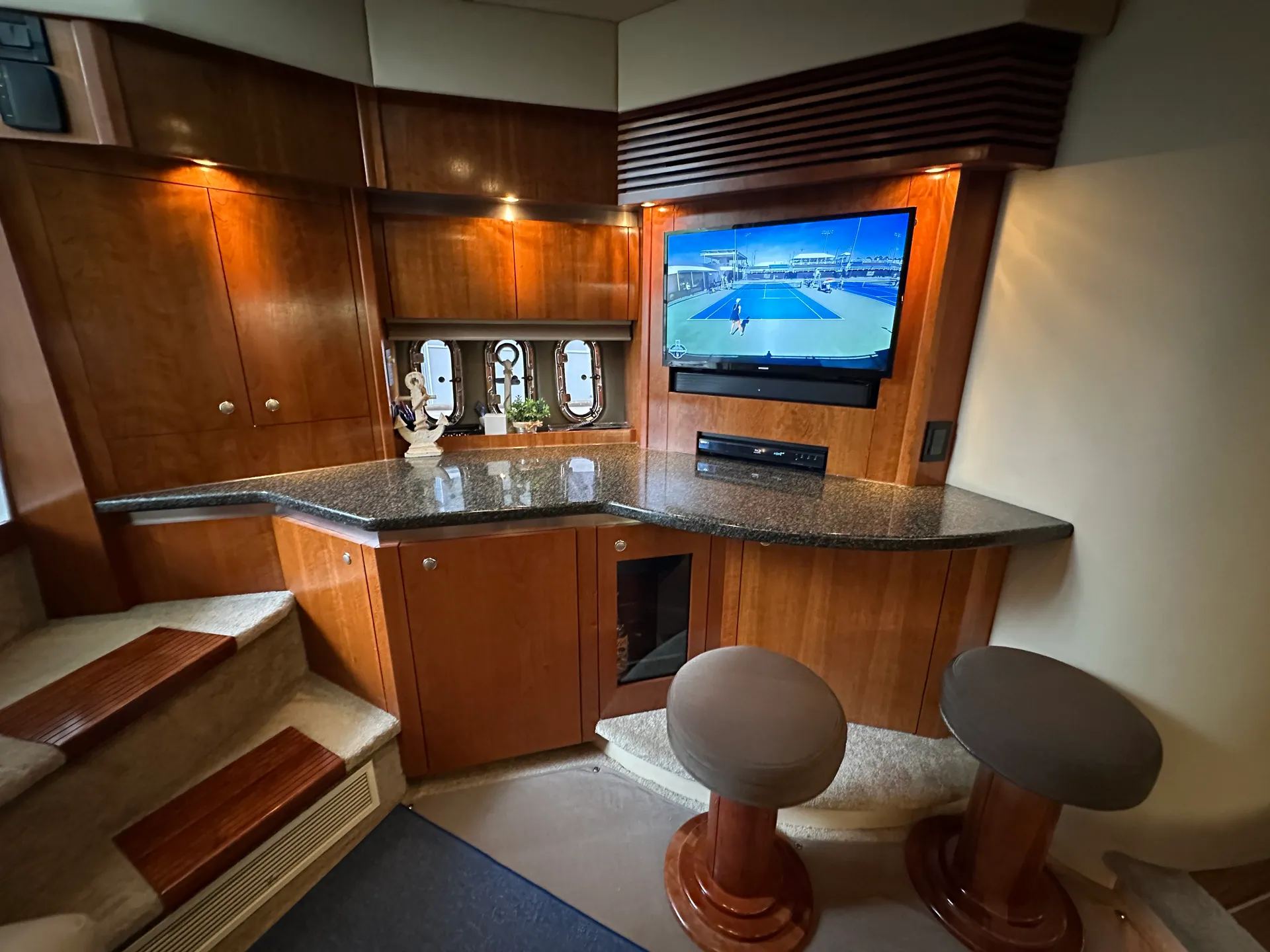 CRUISERS YACHTS 400 EXPRESS V-DRIVE in Cincinnati, OH — photo 6