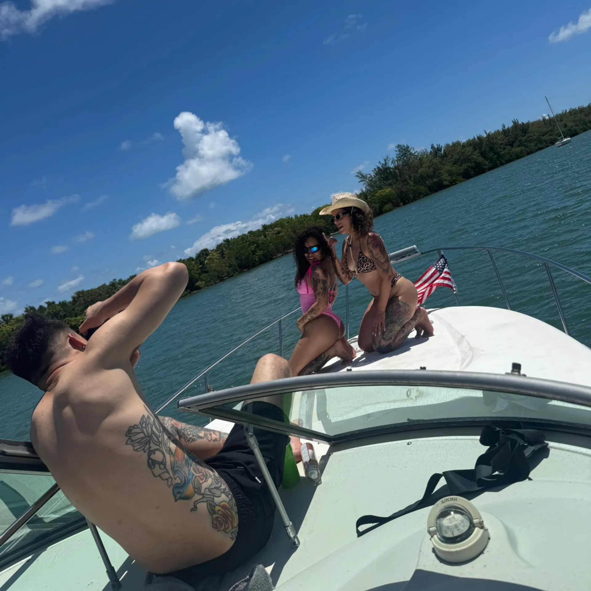 CRUISERS YACHTS 3075 ROGUE in Miami, FL — photo 5