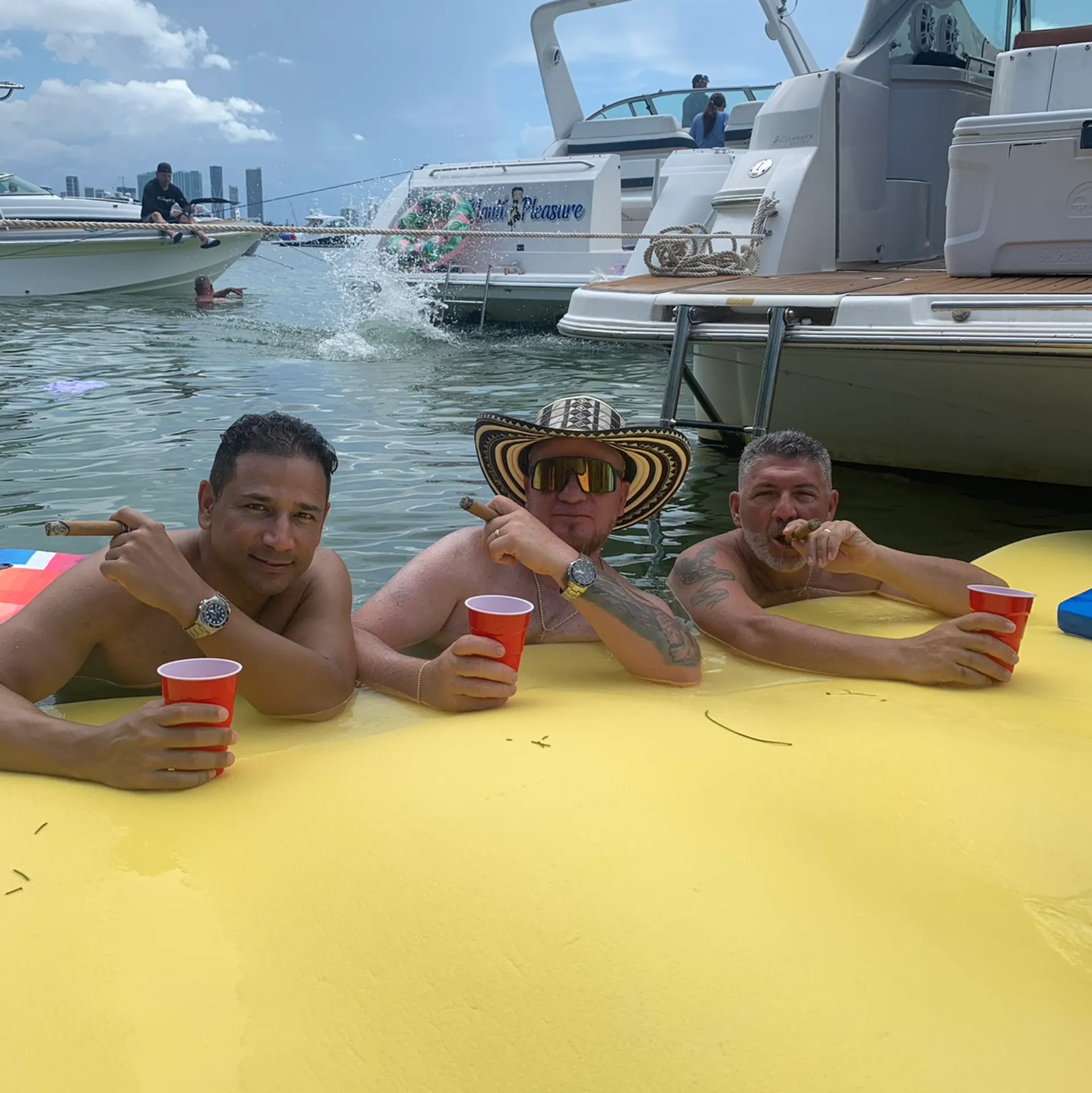 CRUISERS YACHTS 3075 ROGUE in Miami, FL — photo 7