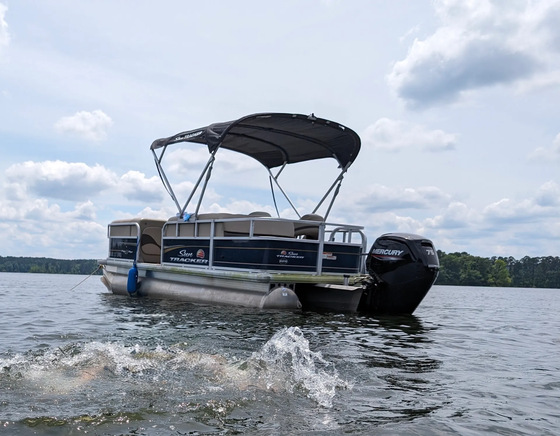 SUN TRACKER PARTY BARGE 18 DLX in Lake Hamilton, AR