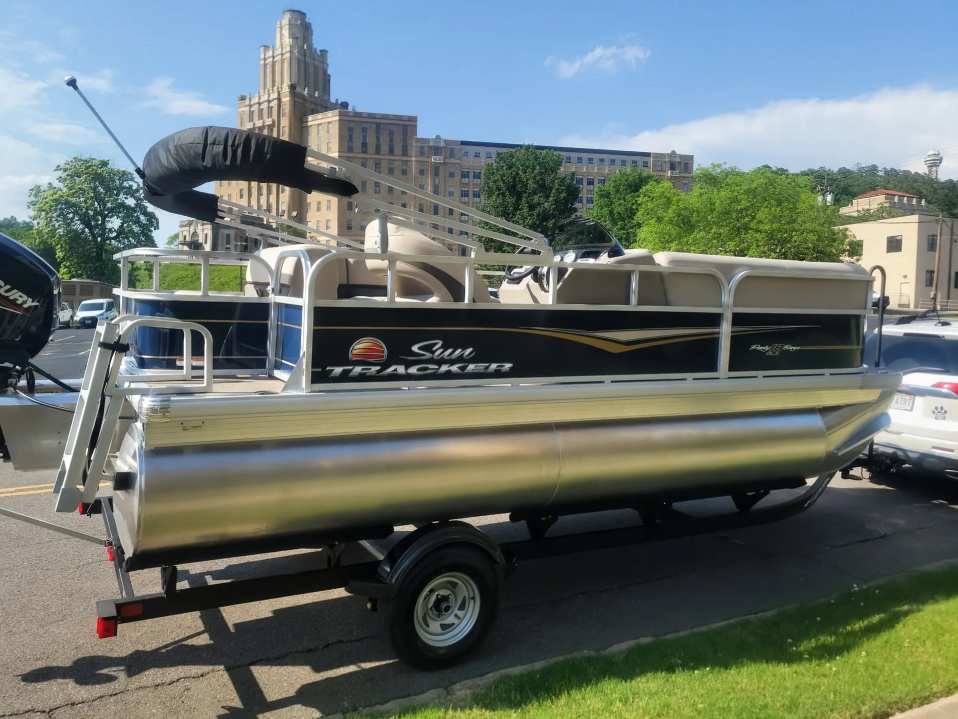 SUN TRACKER PARTY BARGE 18 DLX in Lake Hamilton, AR — photo 2