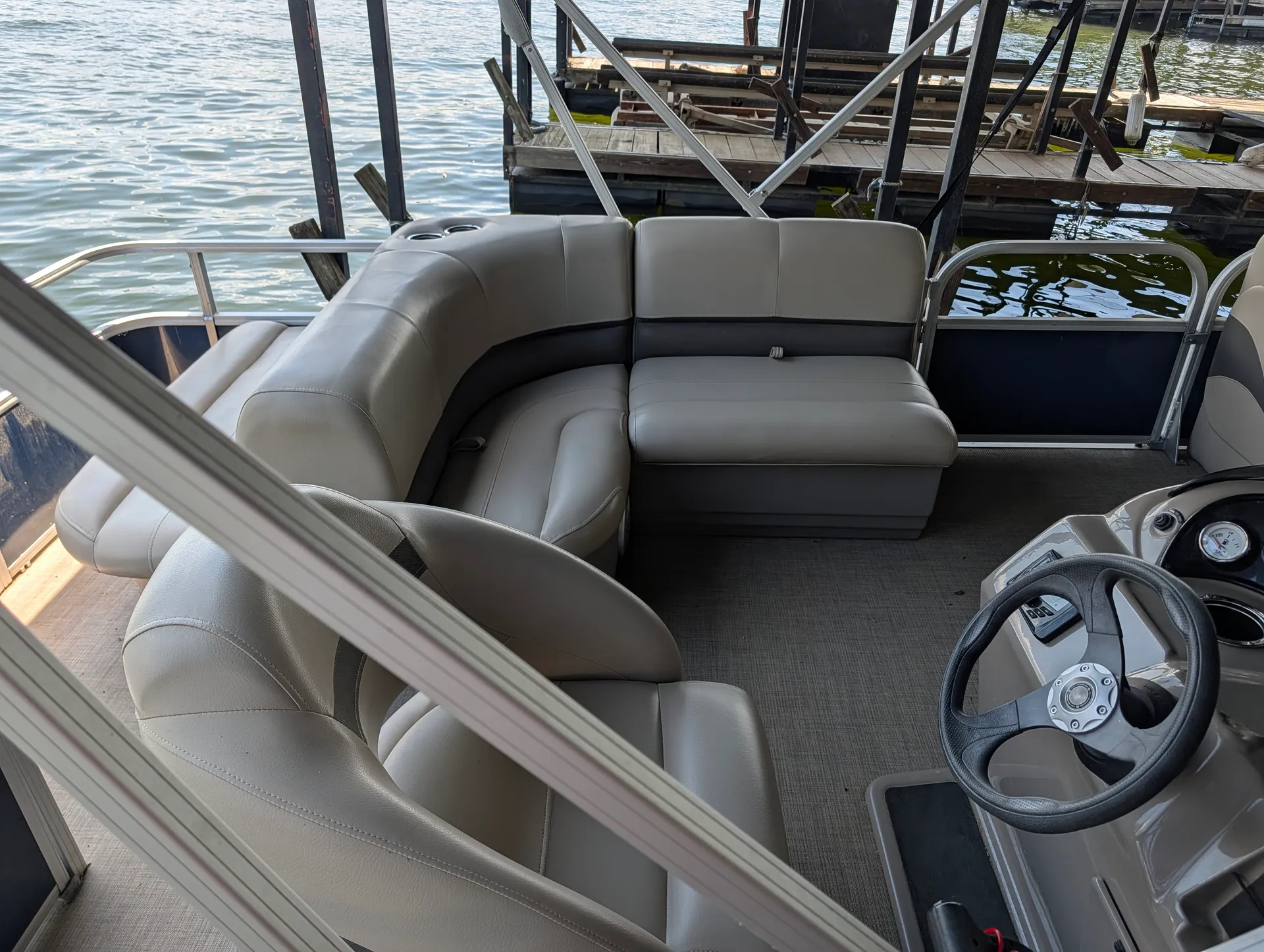 SUN TRACKER PARTY BARGE 18 DLX in Lake Hamilton, AR — photo 4