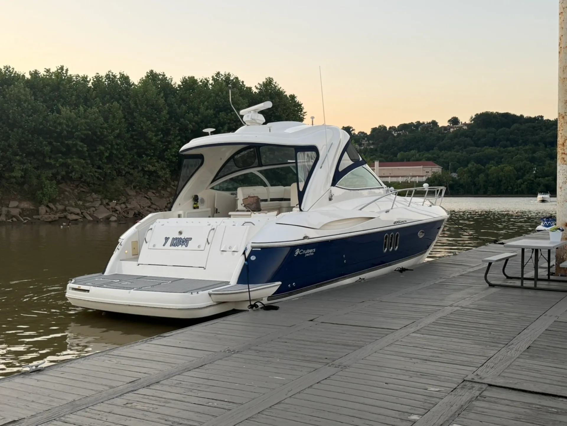 CRUISERS YACHTS 400 EXPRESS V-DRIVE in Cincinnati, OH — photo 2