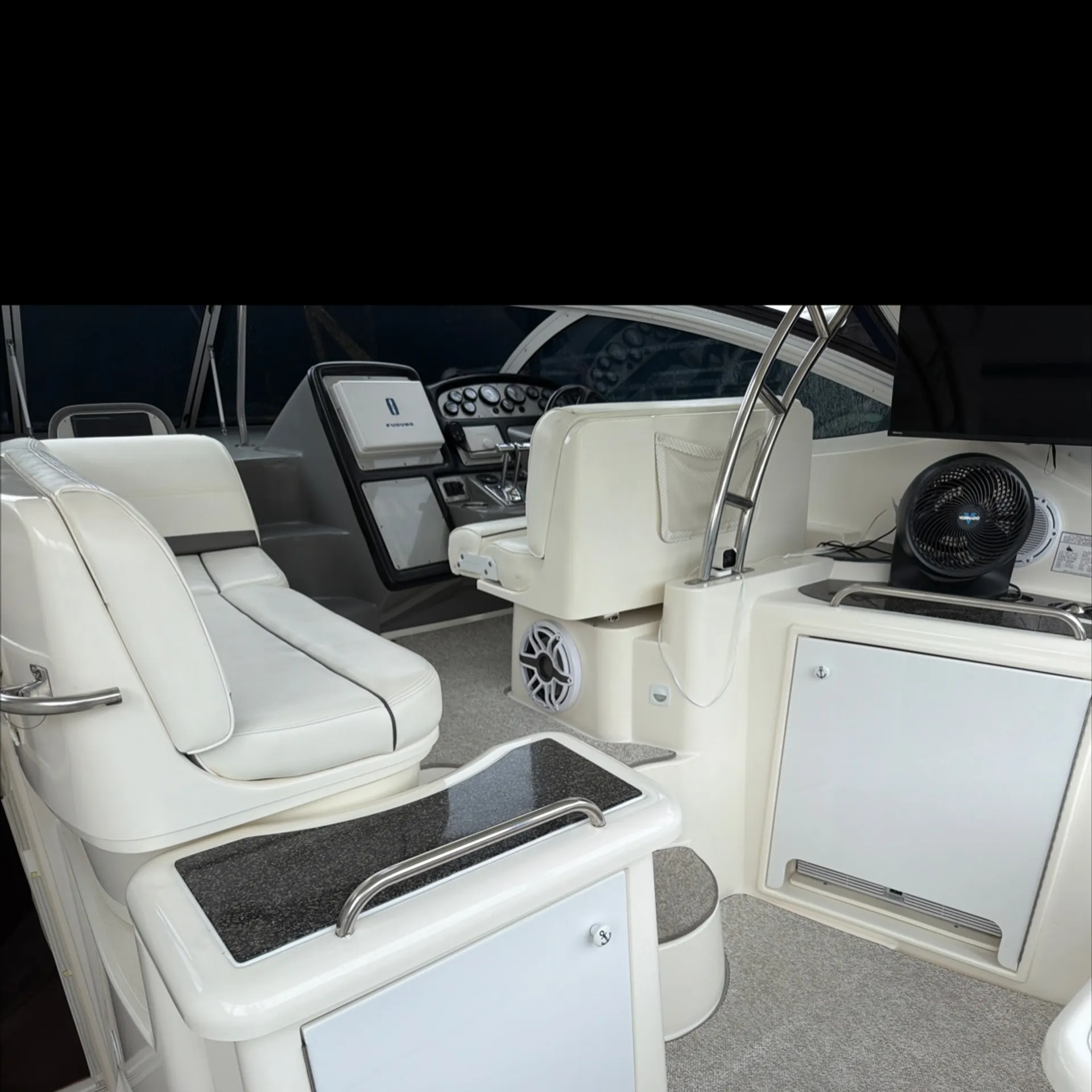 CRUISERS YACHTS 400 EXPRESS V-DRIVE in Cincinnati, OH — photo 9