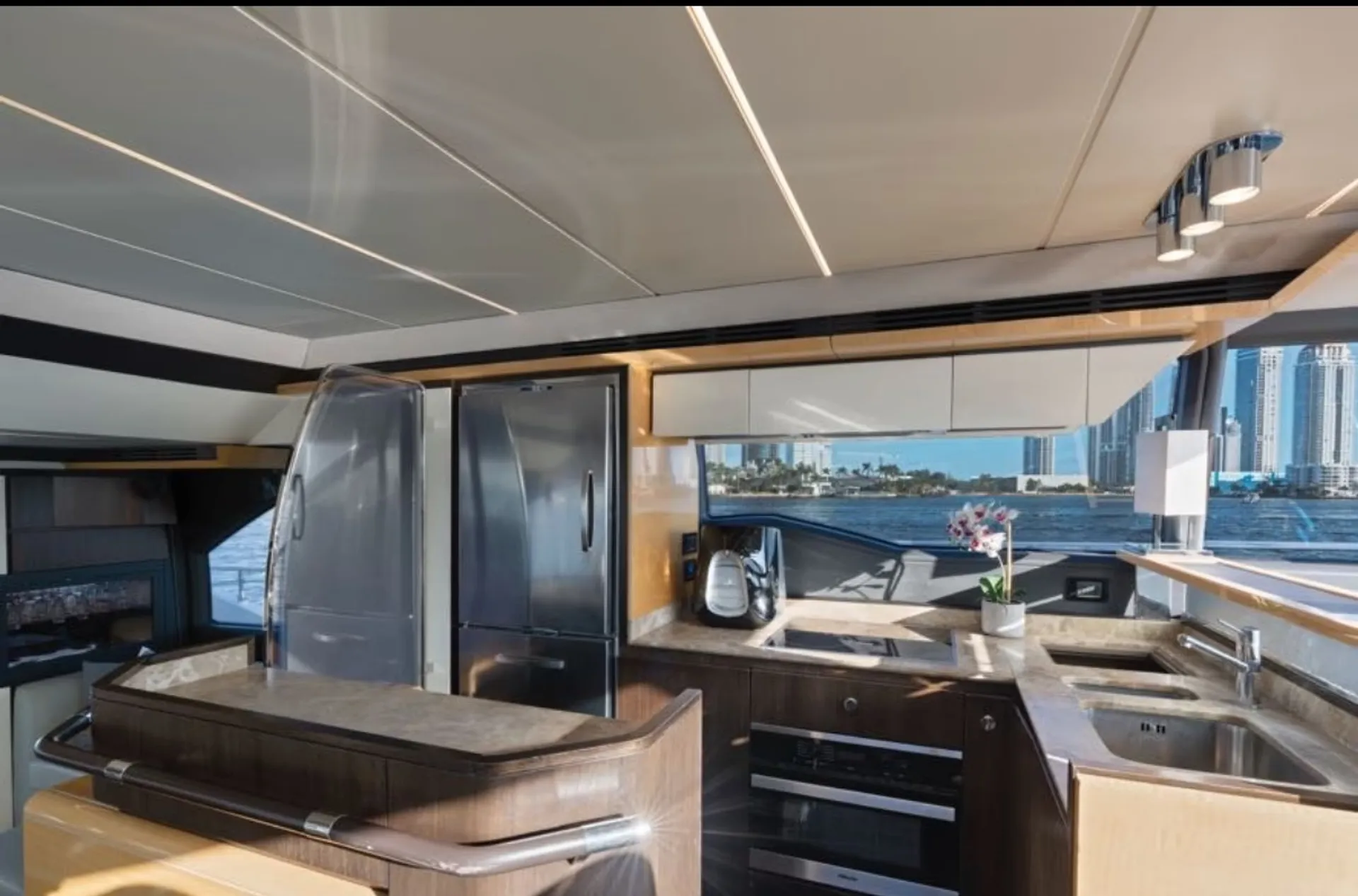 Azimut 68 FLYBRIDGE in Miami, FL — photo 9