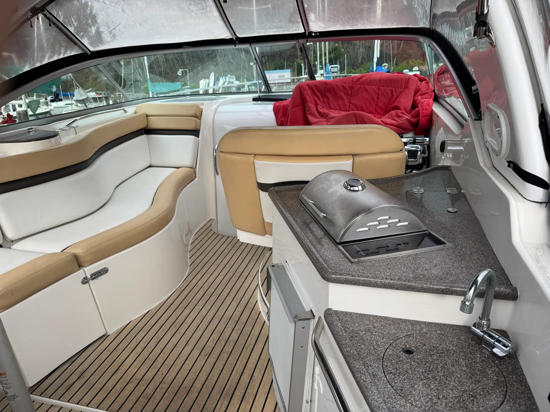 Rinker Riviera 310: High end fun