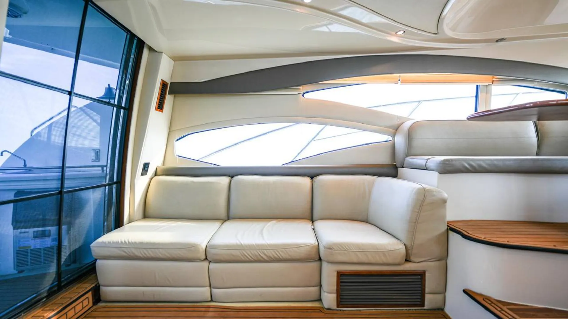 “Cruisers Yachts 447 – Where Relaxation Meets Luxury”