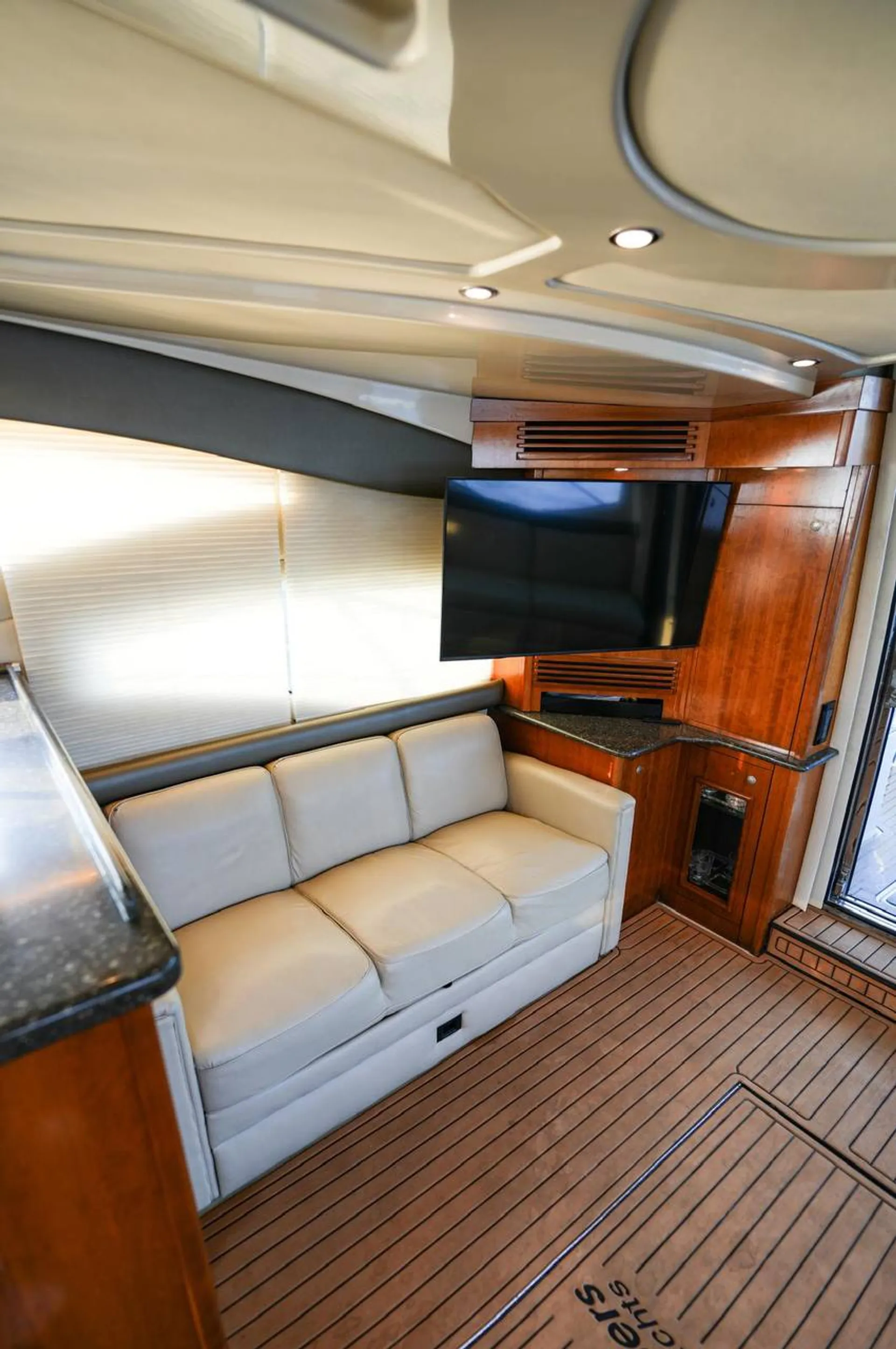 CRUISERS YACHTS 477 SPORT SEDAN in Brooklyn, NY — photo 10