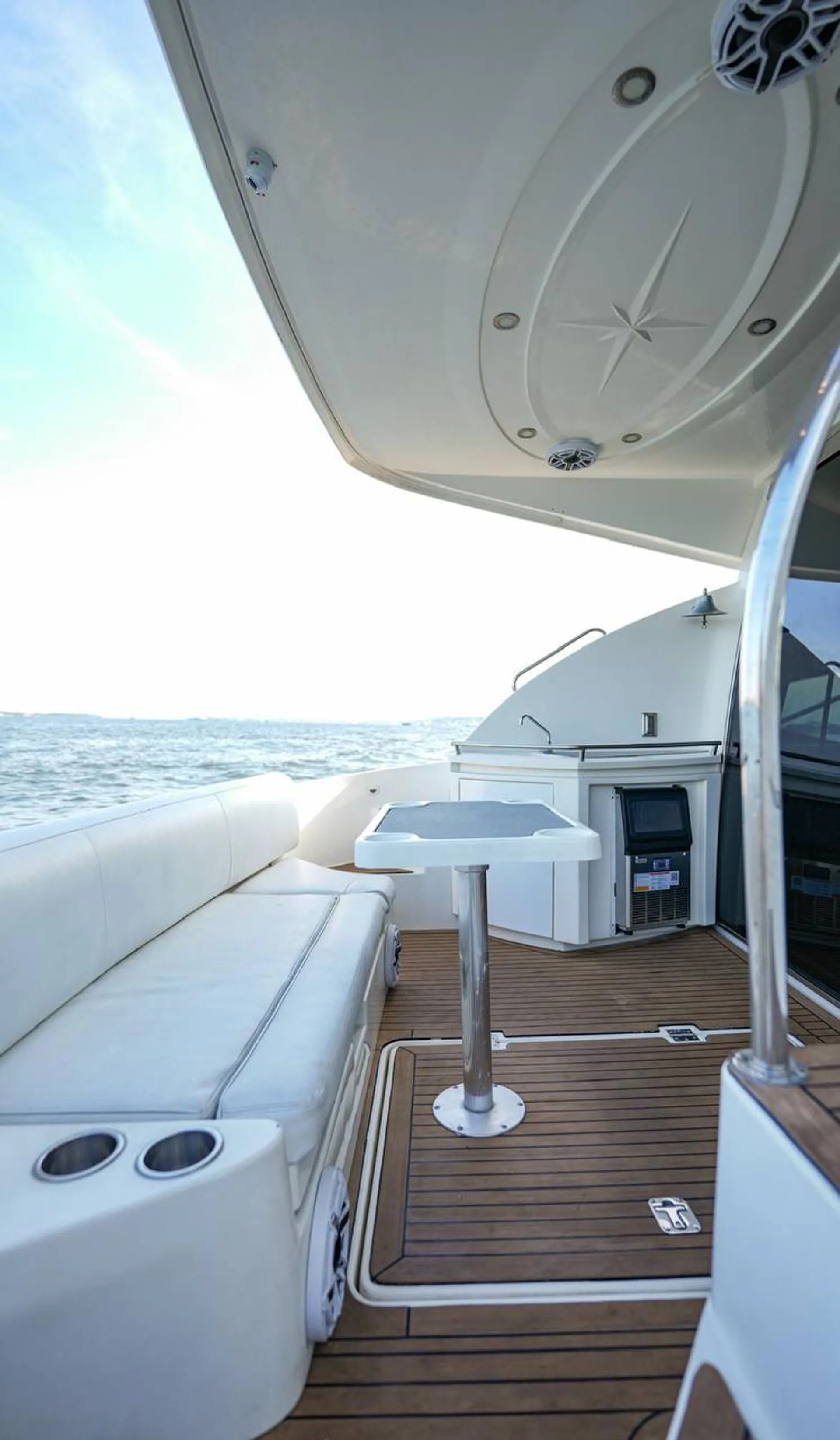 “Cruisers Yachts 447 – Where Relaxation Meets Luxury”