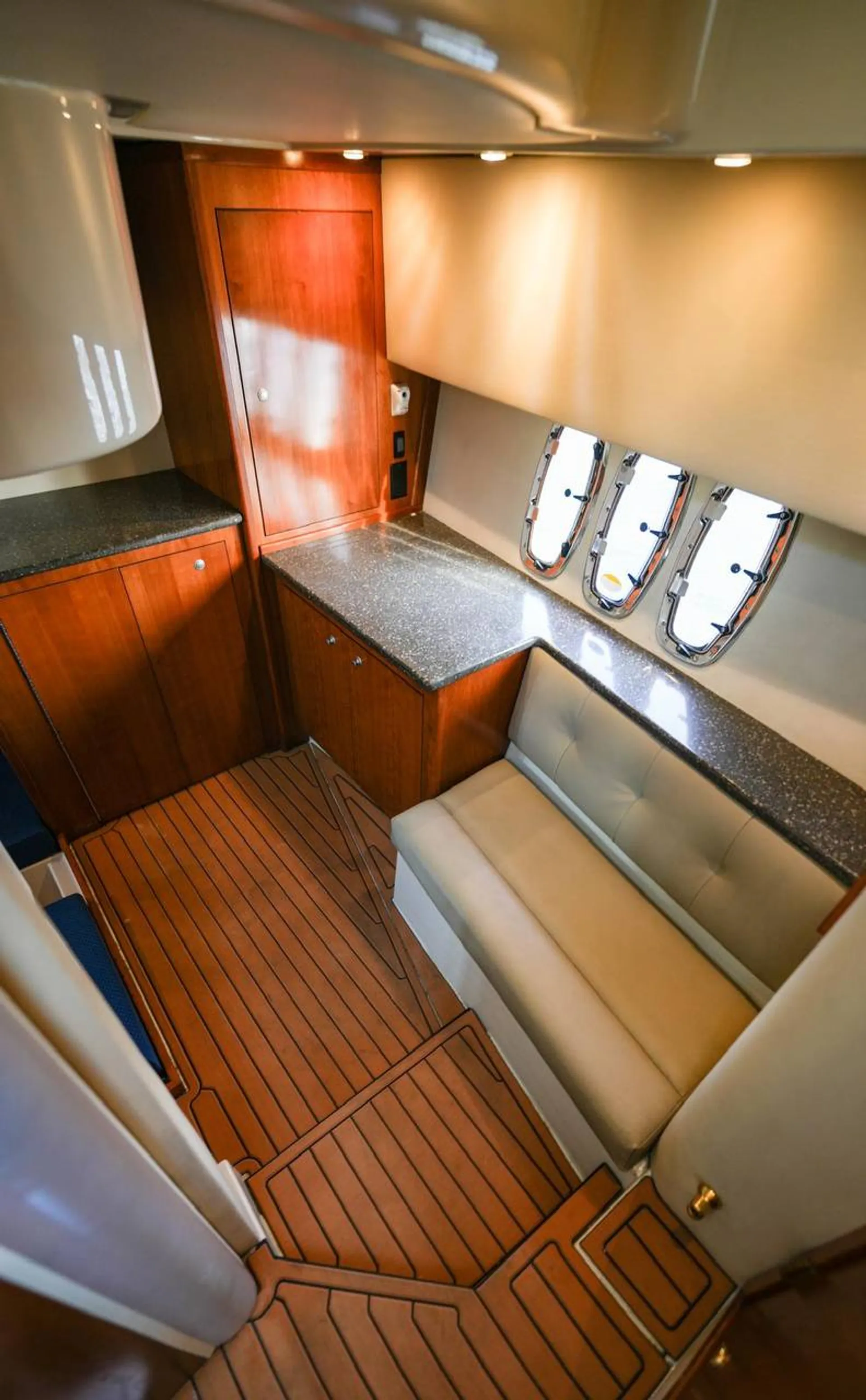 “Cruisers Yachts 447 – Where Relaxation Meets Luxury”