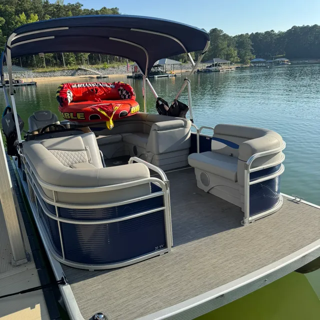 LIKE NEW 2023 Bennington 20SX Pontoon with a 90 HP Yamaha Outboard