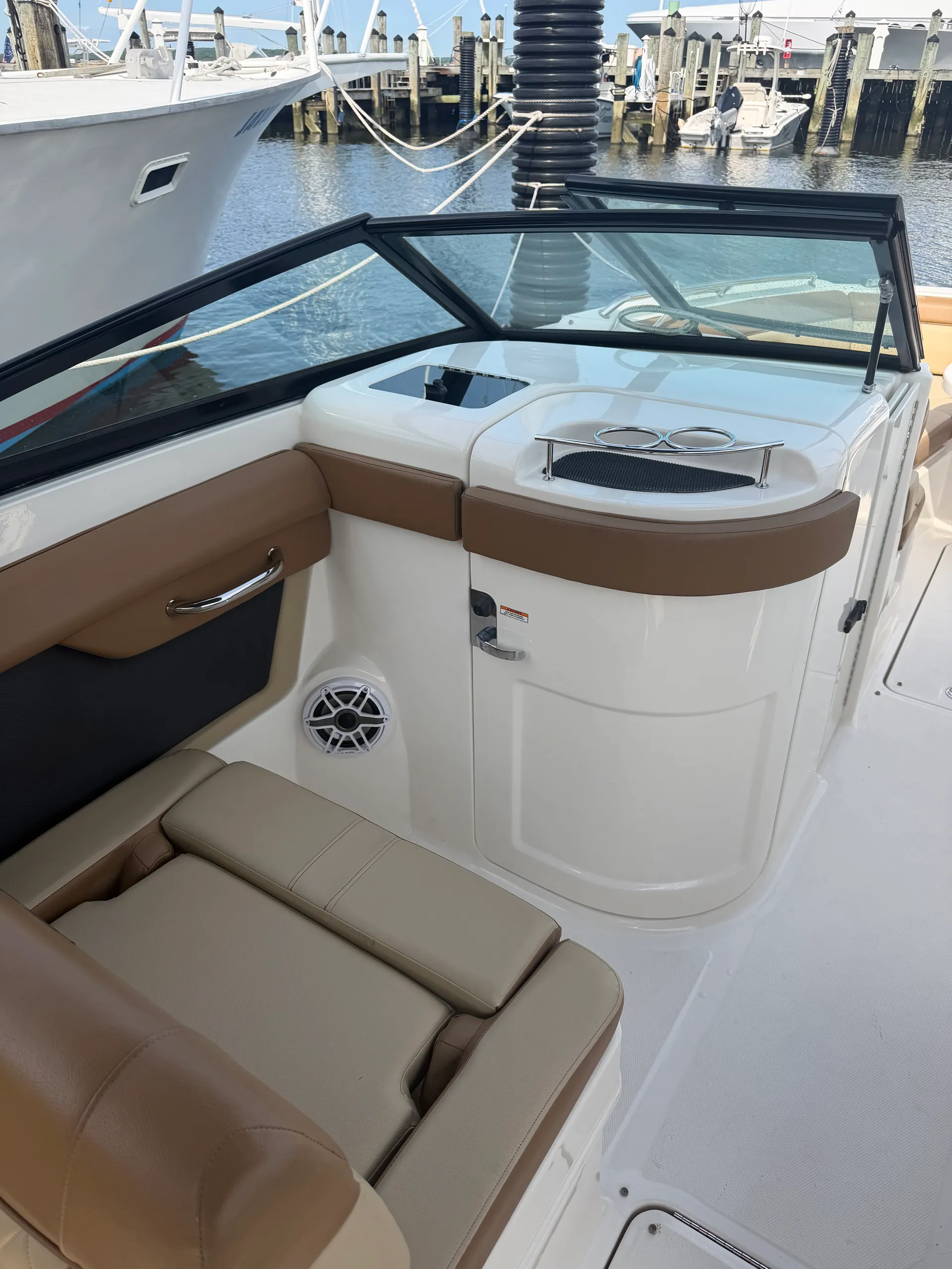 SEA RAY BOATS 270 SUNDECK W/300XL VERADO in Old Saybrook, CT — photo 8