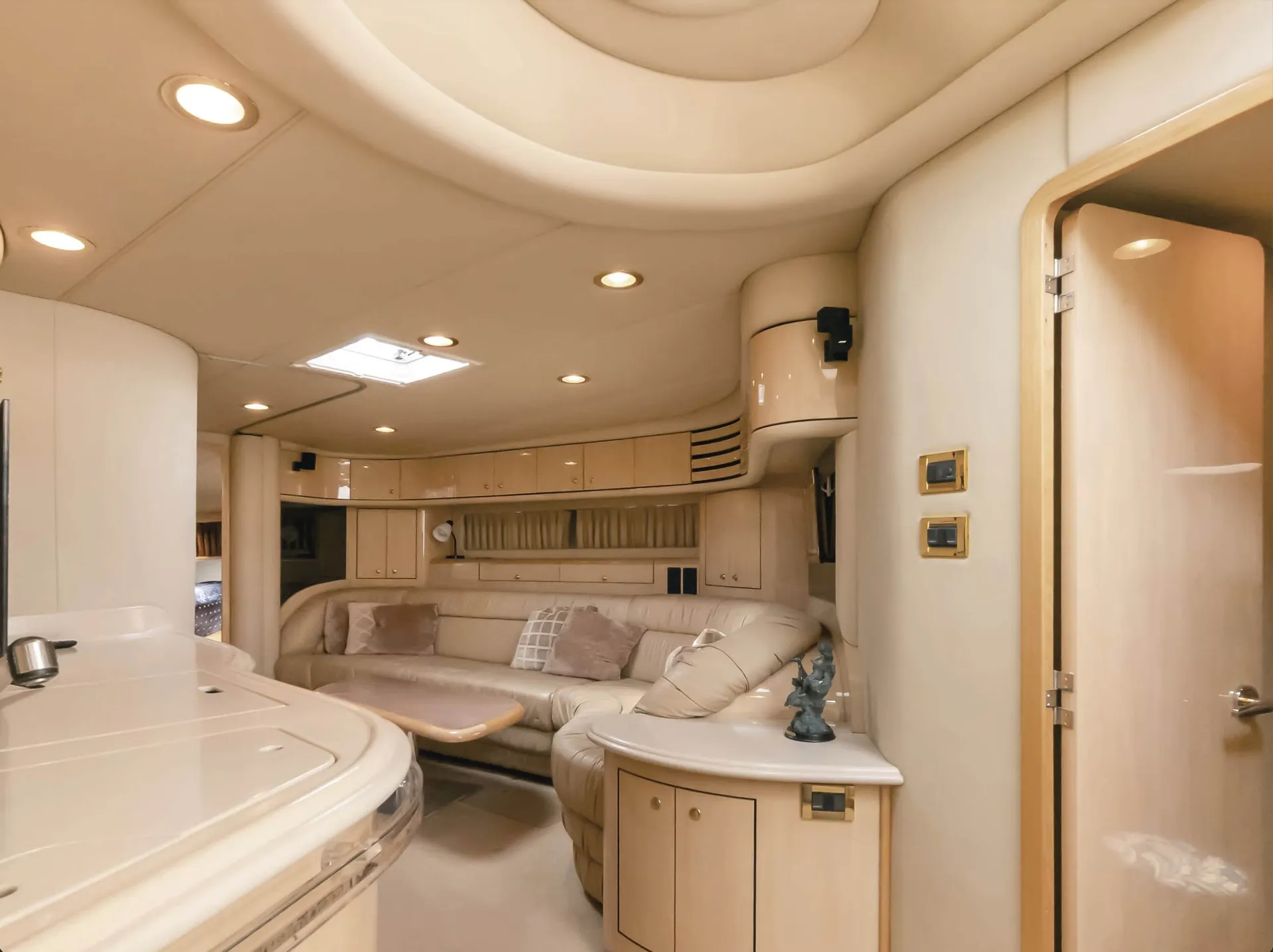 Sea Ray Boats 540 Sundancer in Chicago, IL — photo 3