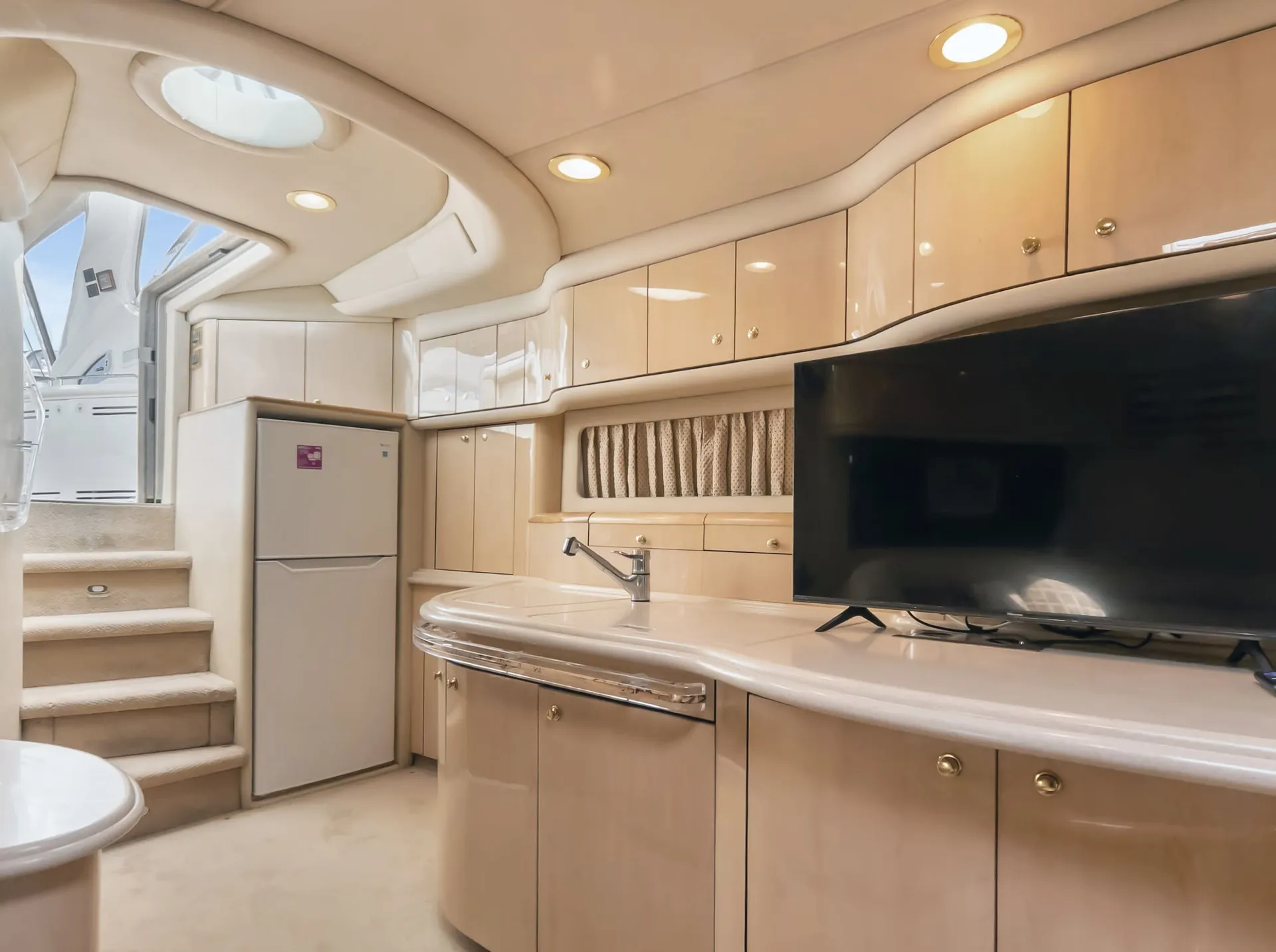 Sea Ray Boats 540 Sundancer in Chicago, IL — photo 9