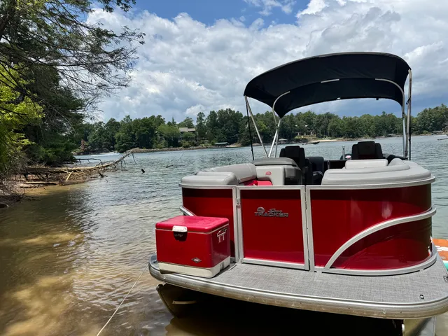 Rent a SUN TRACKER pontoon in Easley, SC near me