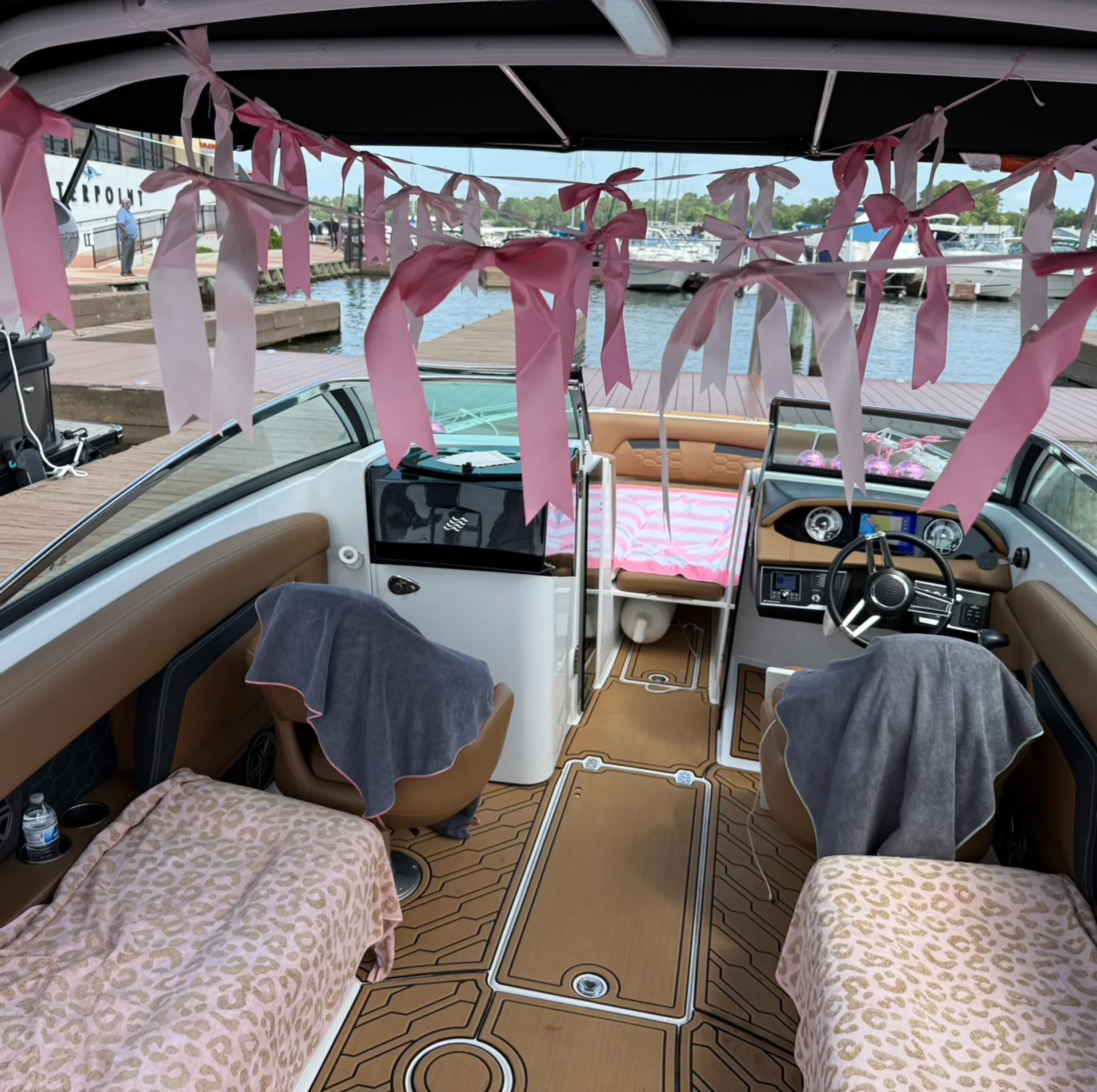Brand New 2025 Four Winns HD8 with captain and host included 