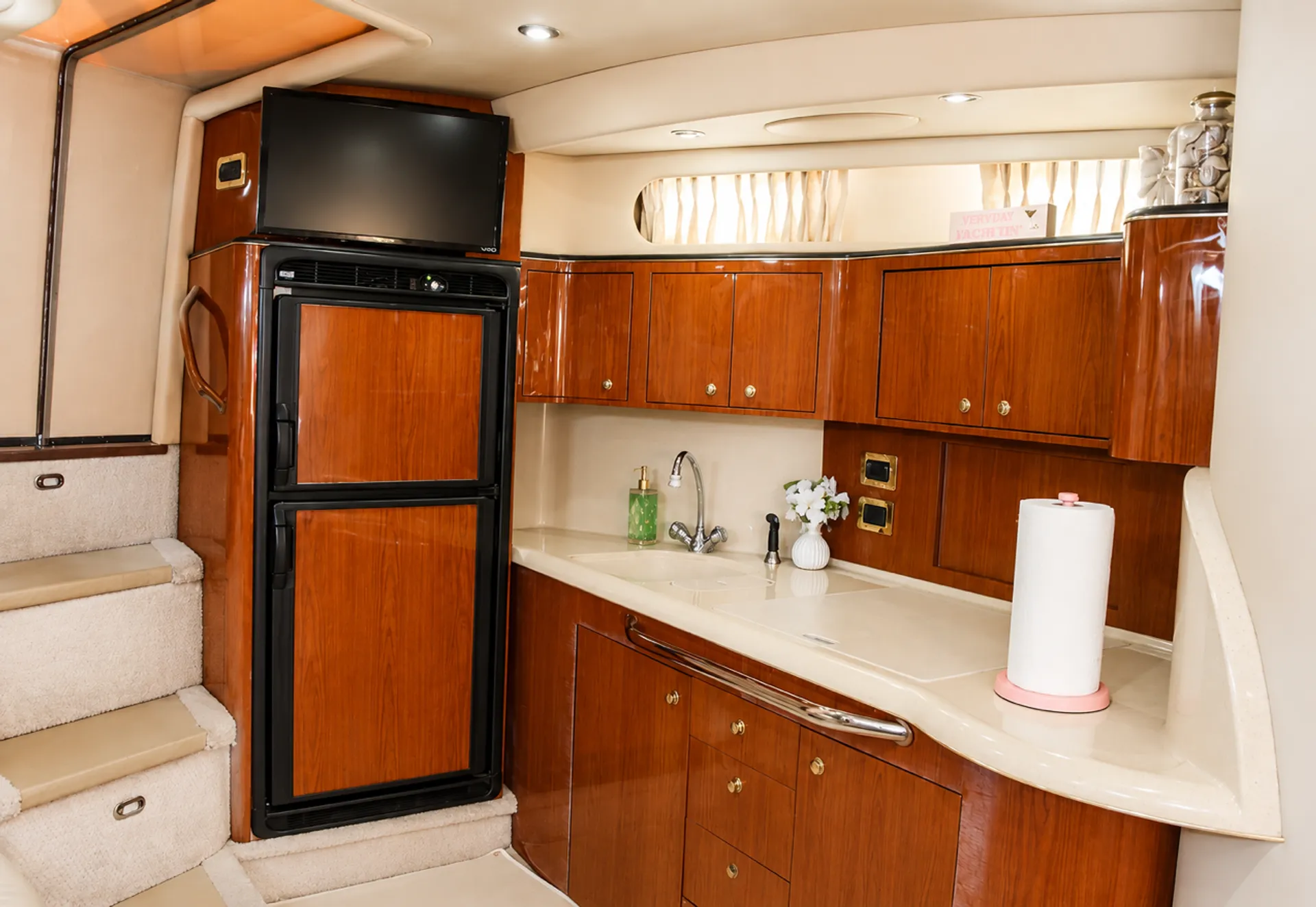 SEA RAY BOATS 410 EXPRESS CRUISER in Miami, FL — photo 10