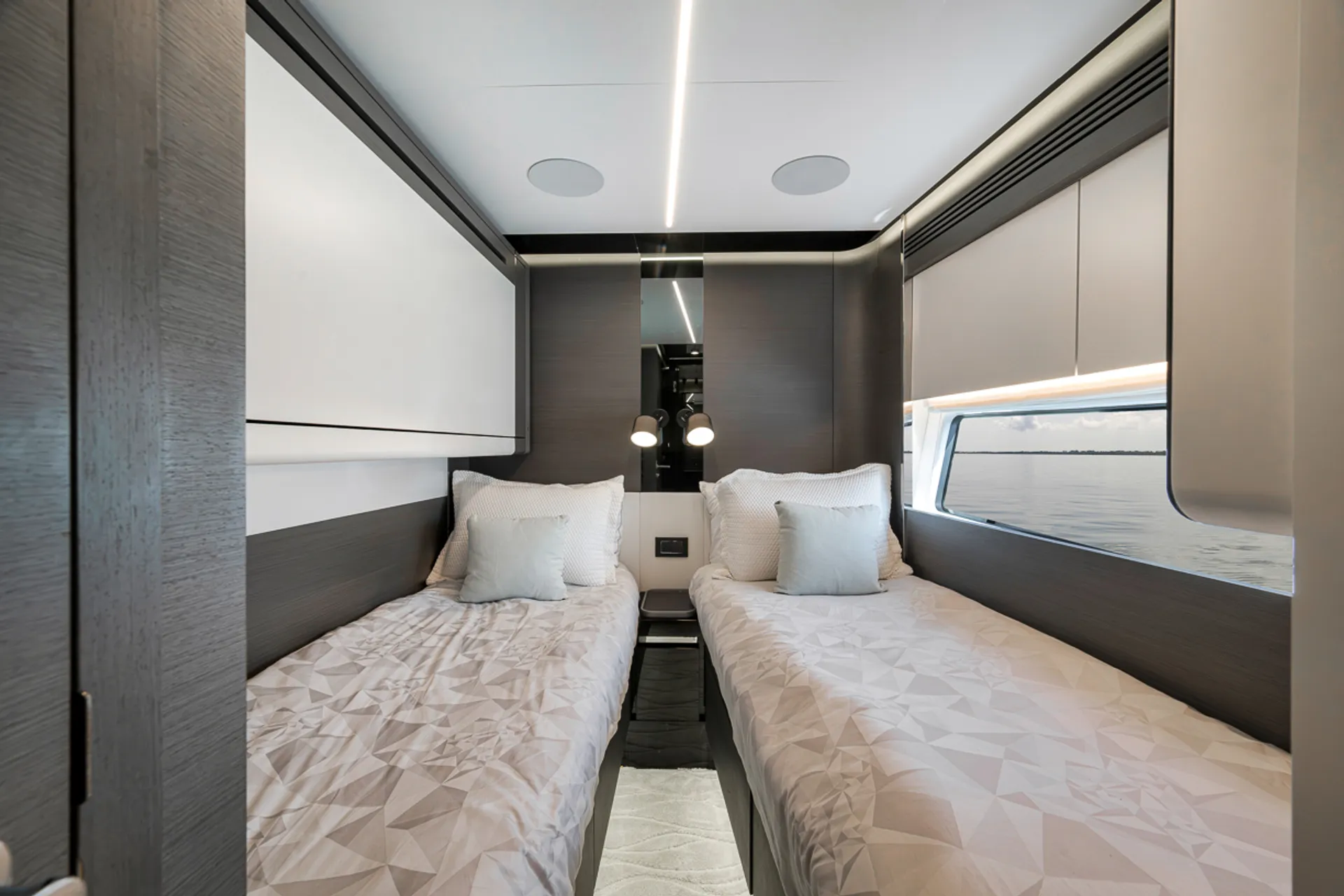 Enjoy Miami In Luxury 80ft Azimut S8 Mega Yacht