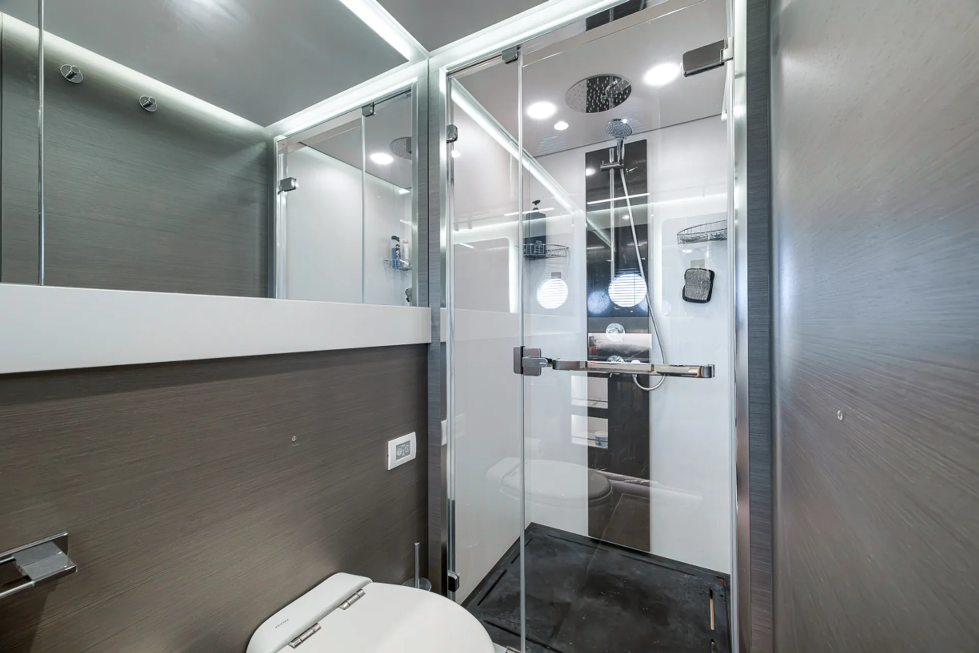 Enjoy Miami In Luxury 80ft Azimut S8 Mega Yacht