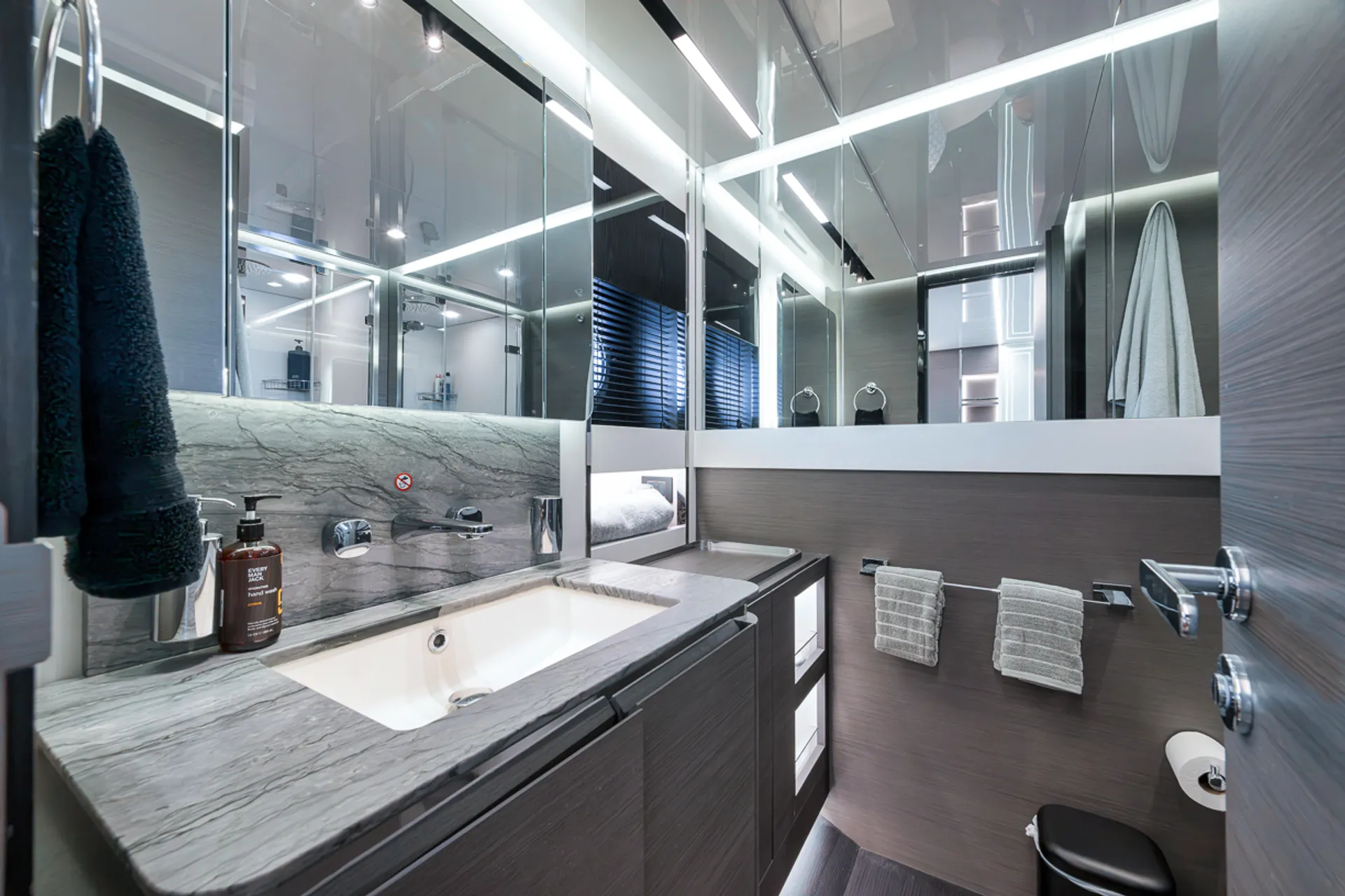 Enjoy Miami In Luxury 80ft Azimut S8 Mega Yacht