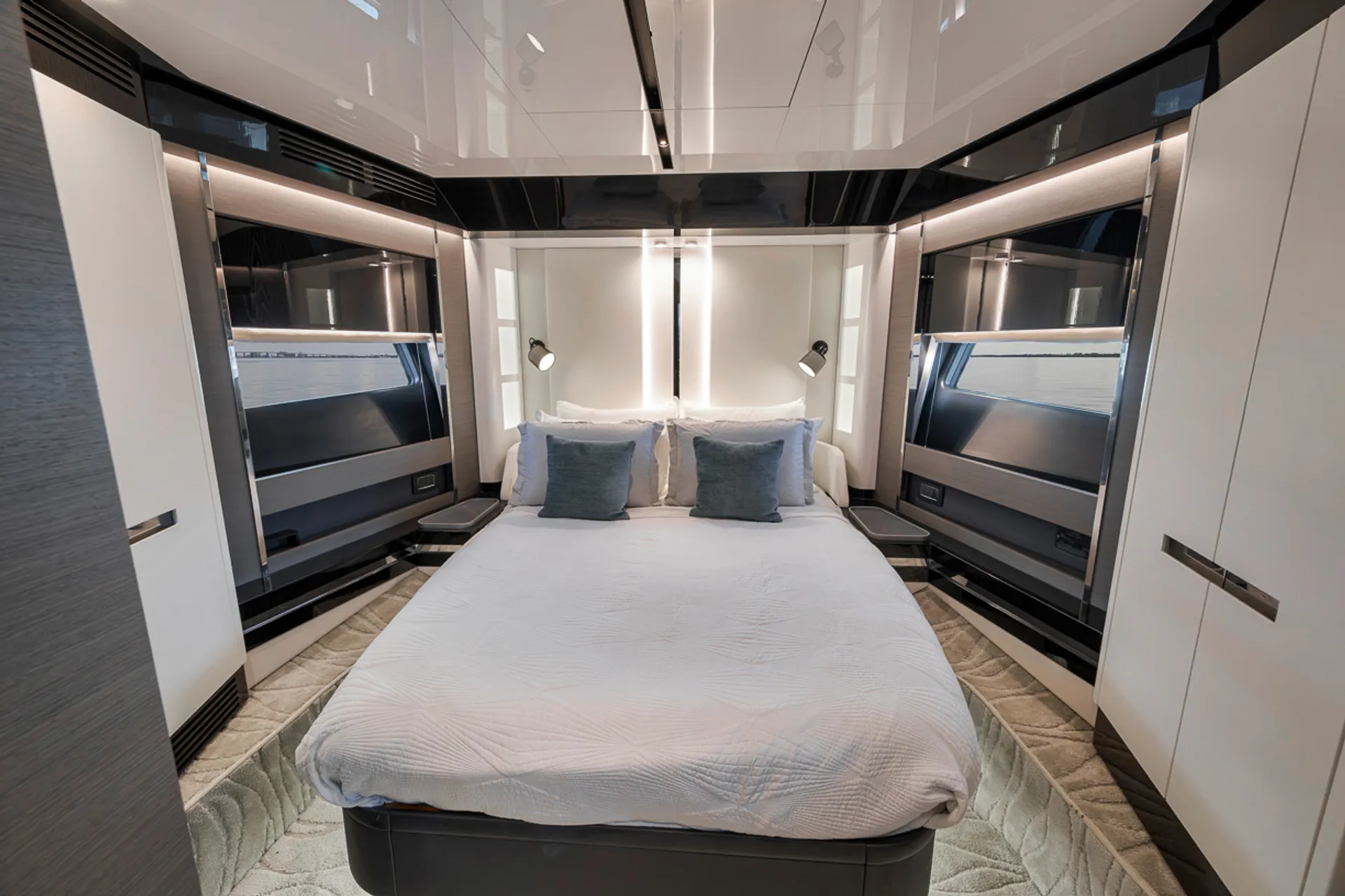 Enjoy Miami In Luxury 80ft Azimut S8 Mega Yacht