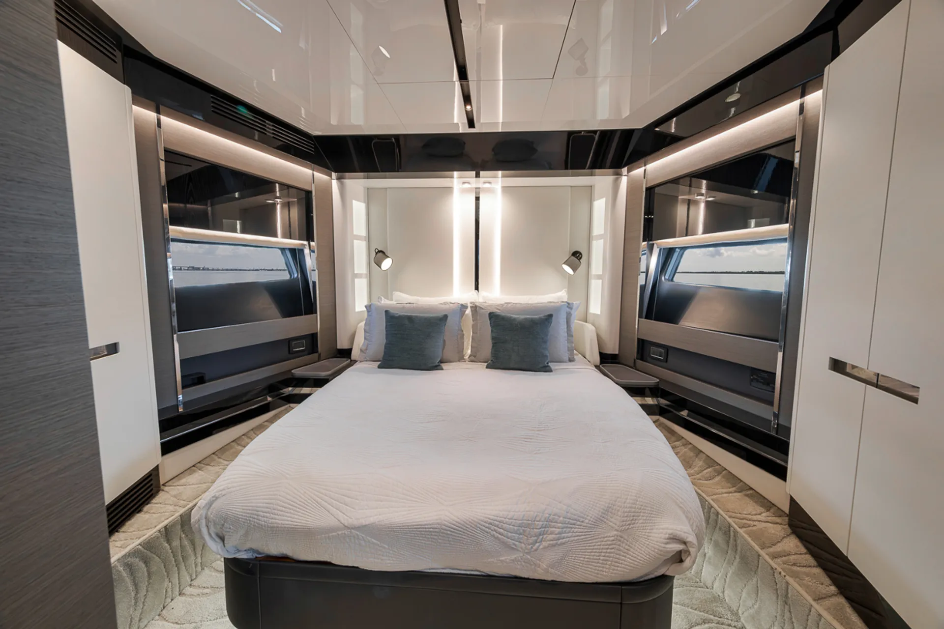 Enjoy Miami In Luxury 80ft Azimut S8 Mega Yacht
