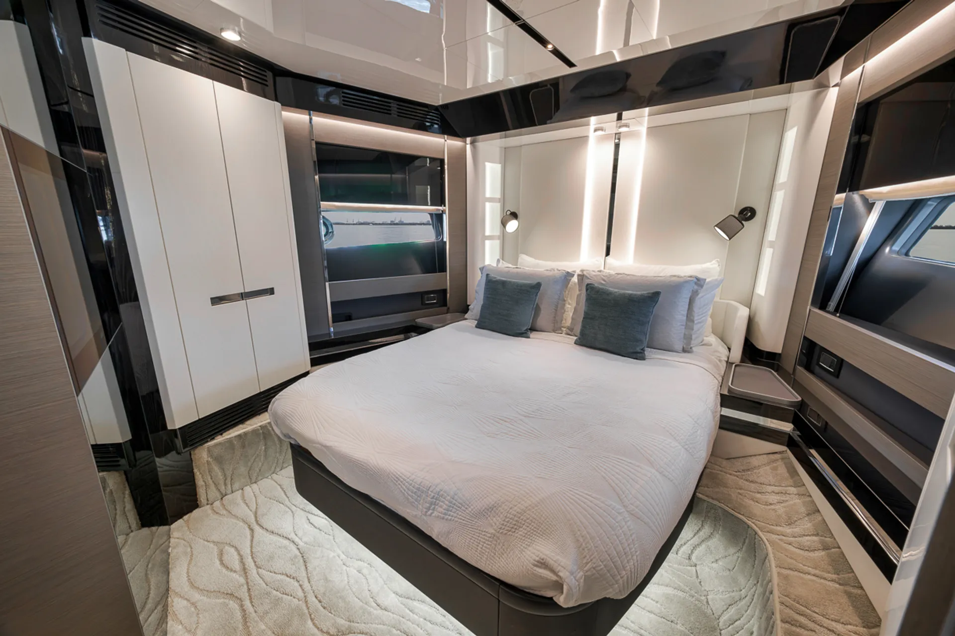 Enjoy Miami In Luxury 80ft Azimut S8 Mega Yacht
