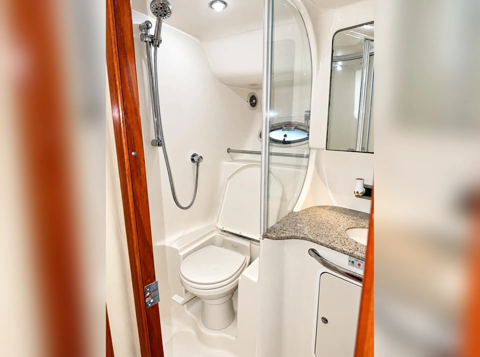50ft LUXURY FLYBRIDGE INCLUDE 2 FREE JETSKIS!