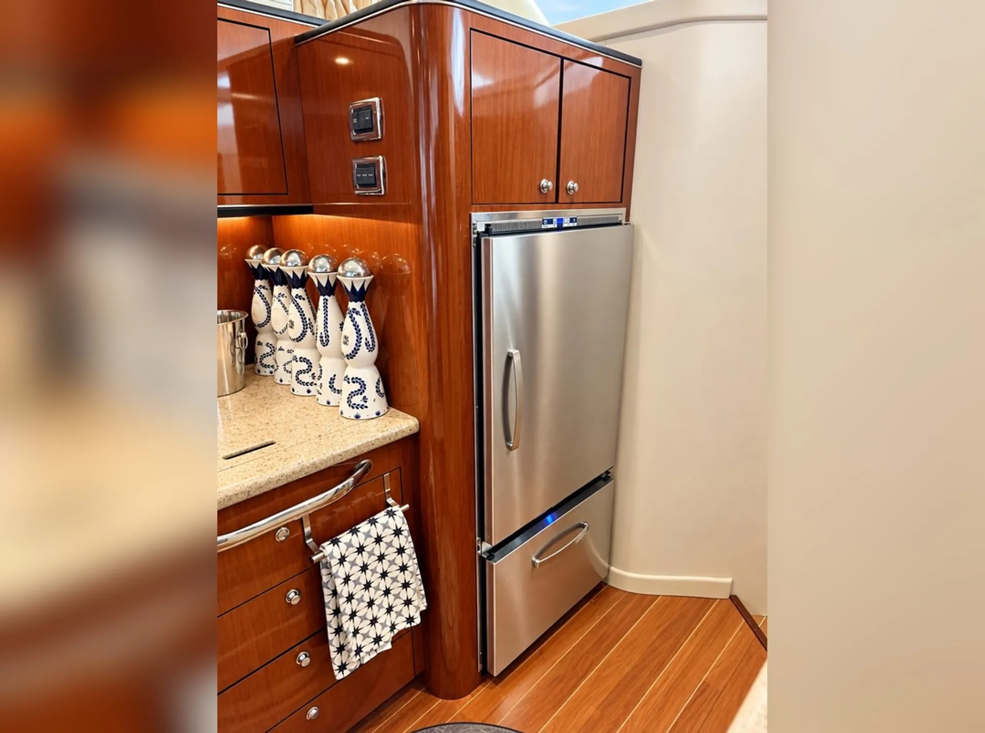 50ft LUXURY FLYBRIDGE INCLUDE 2 FREE JETSKIS!