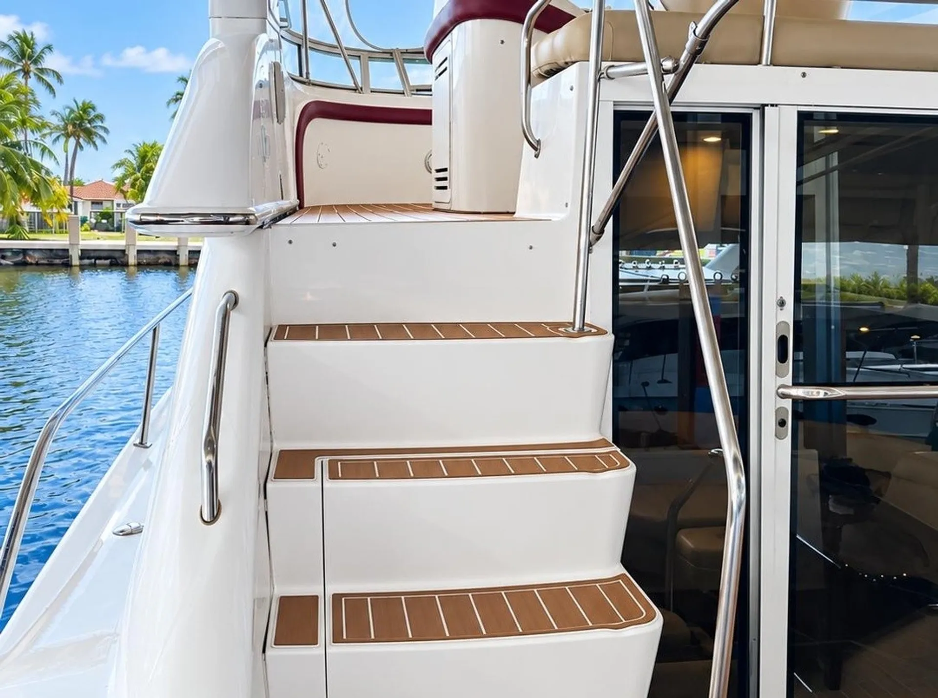 50ft LUXURY FLYBRIDGE INCLUDE 2 FREE JETSKIS!