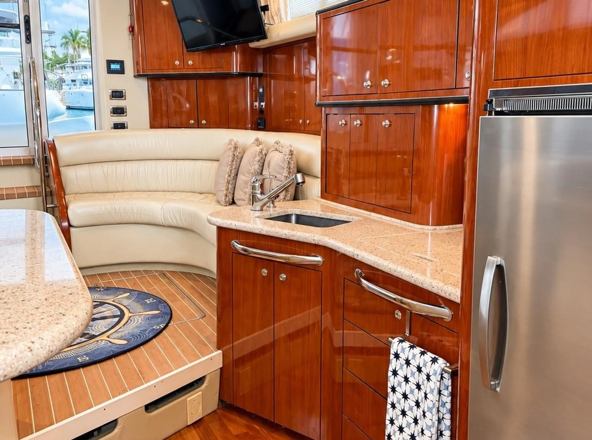 50ft LUXURY FLYBRIDGE INCLUDE 2 FREE JETSKIS!