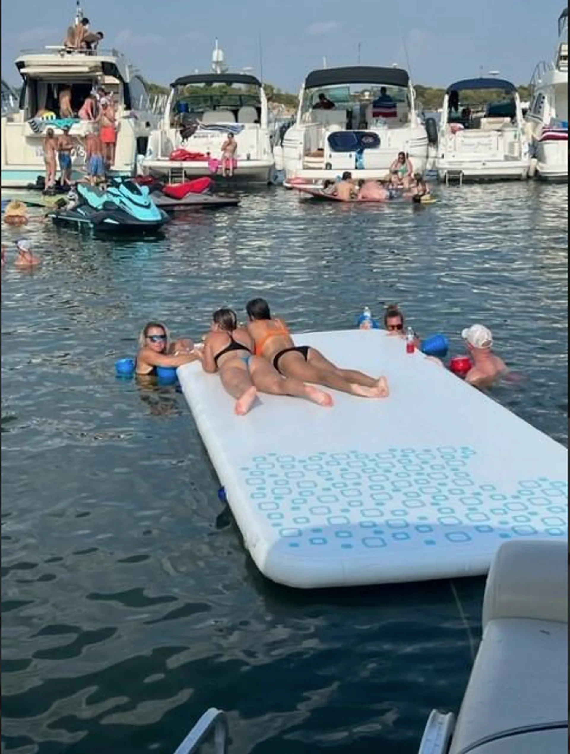 26 ft 225HP Tritoon For Rent on Lake Lewisville for 12 ppl