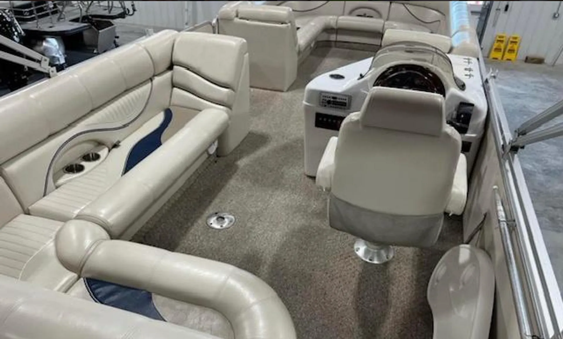 26 ft 225HP Tritoon For Rent on Lake Lewisville for 12 ppl