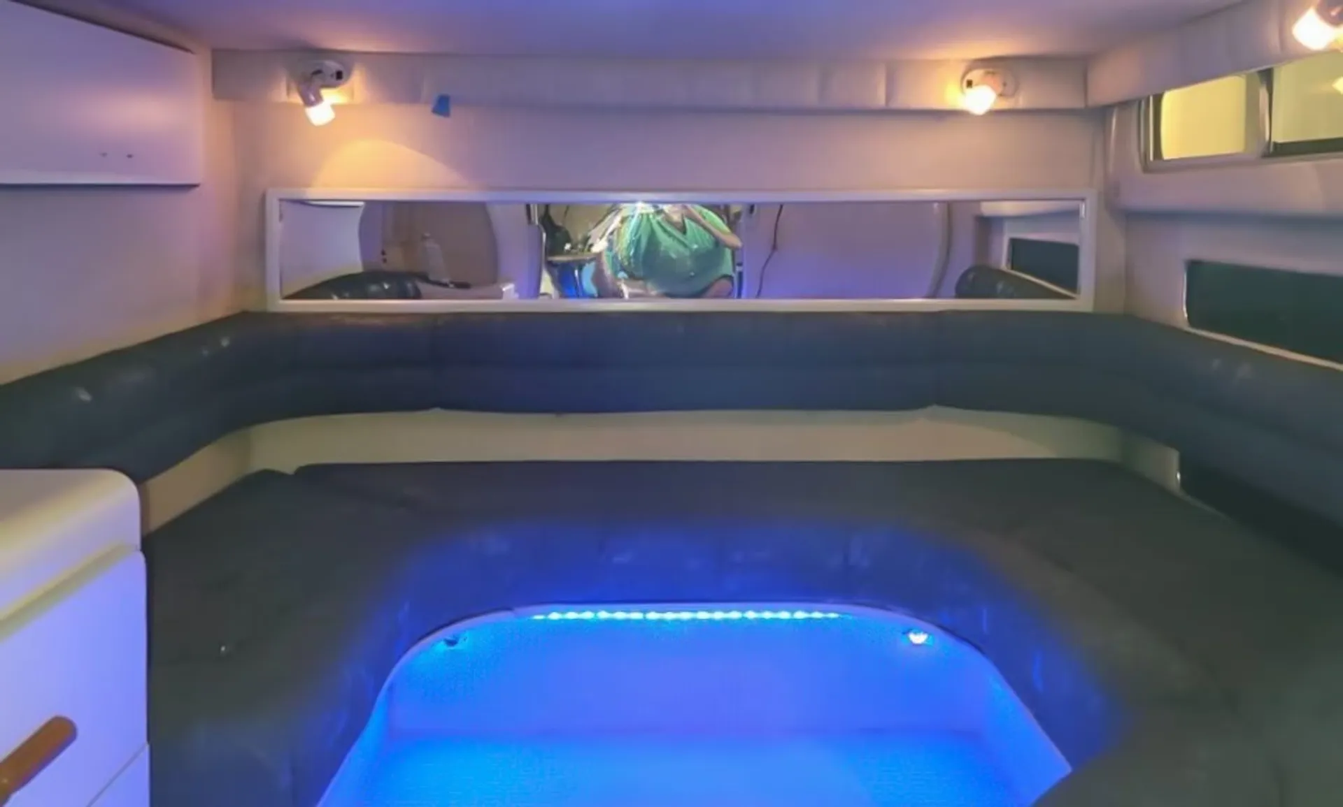 Sea Ray Boats 440 Sundancer in Chicago, IL — photo 10