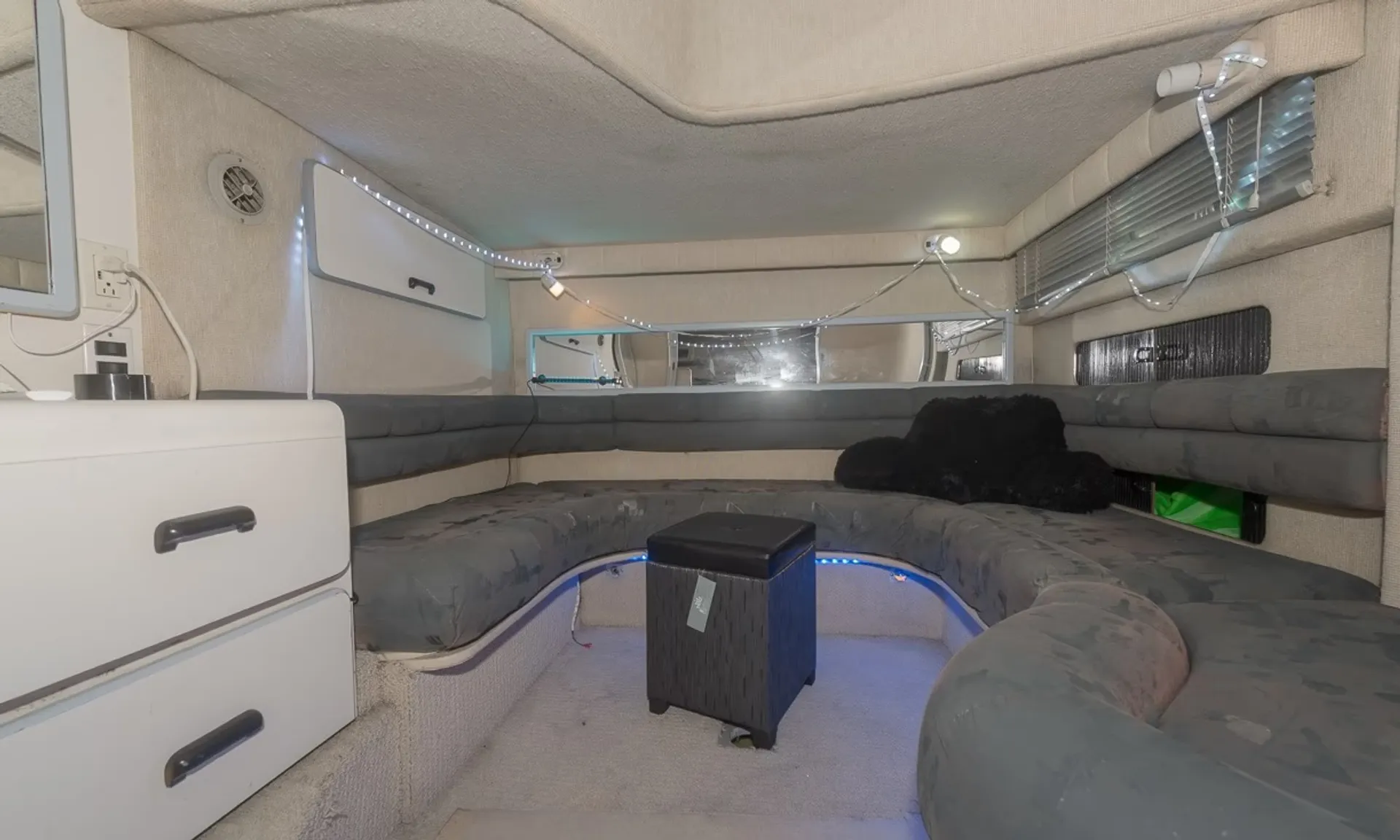 Sea Ray Boats 440 Sundancer in Chicago, IL — photo 7