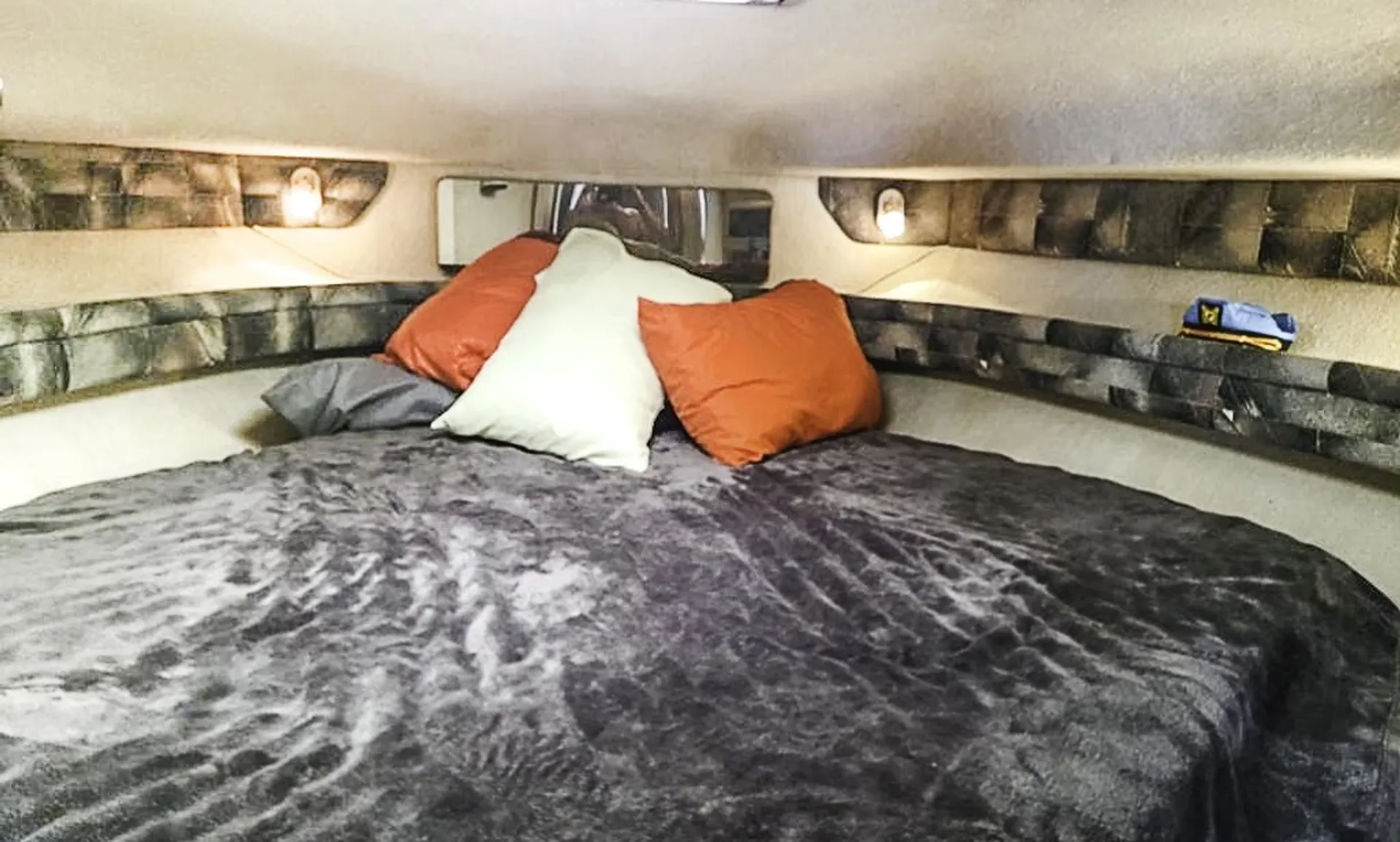 Sea Ray Boats 440 Sundancer in Chicago, IL — photo 5