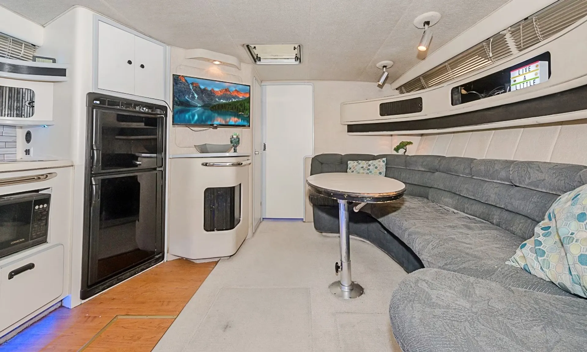 Sea Ray Boats 440 Sundancer in Chicago, IL — photo 4