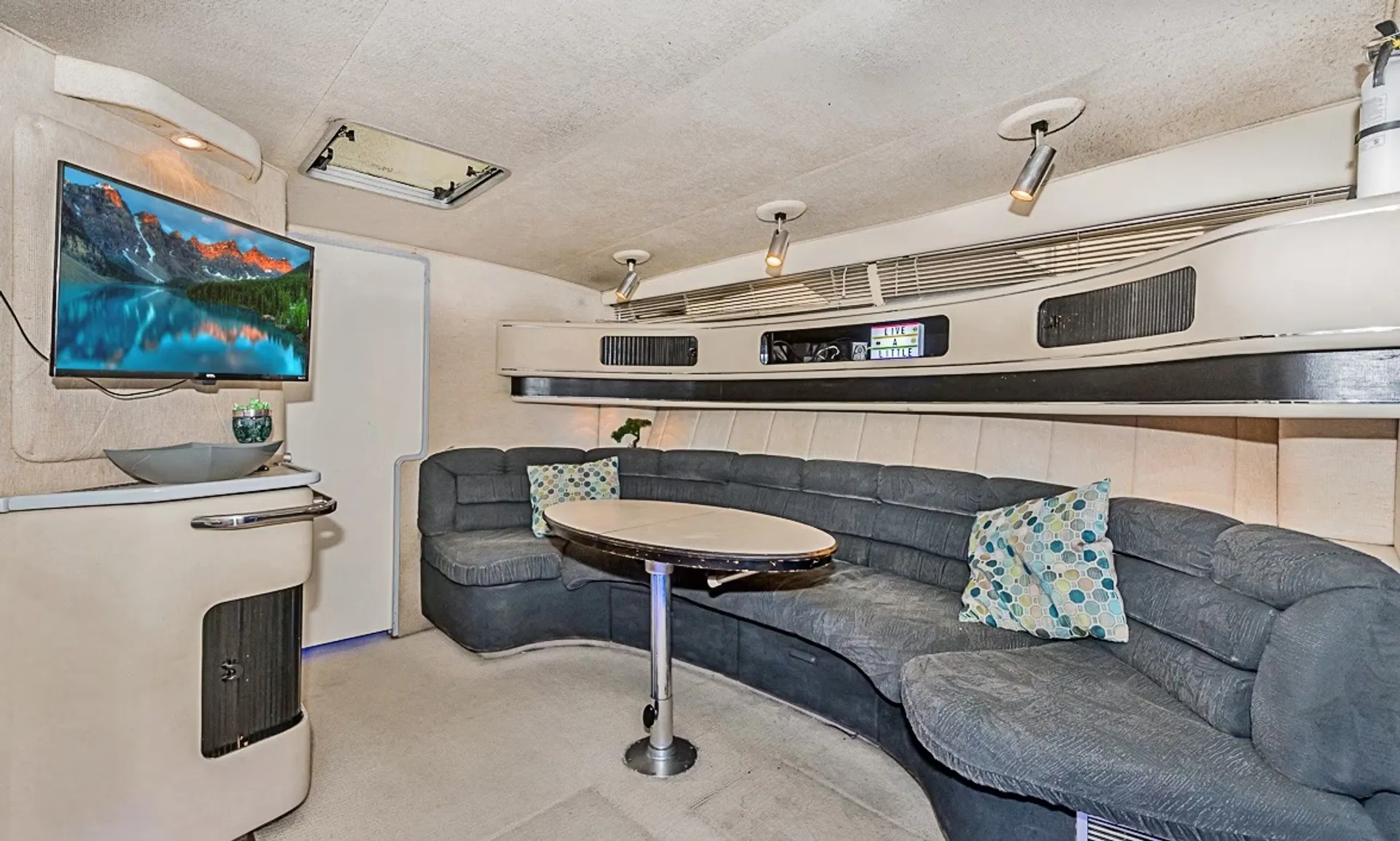 Sea Ray Boats 440 Sundancer in Chicago, IL — photo 3