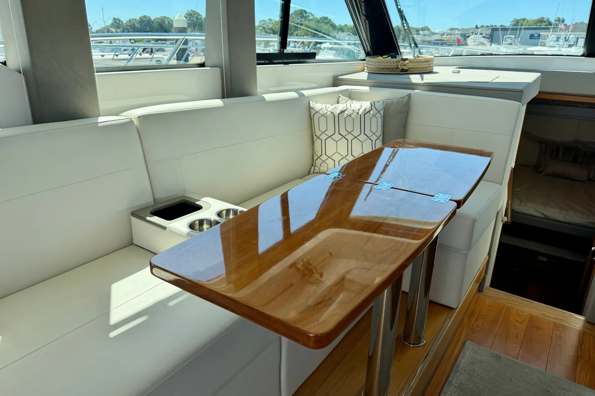 TIARA YACHTS 39 COUPE (VOLVO) in New York, NY — photo 7