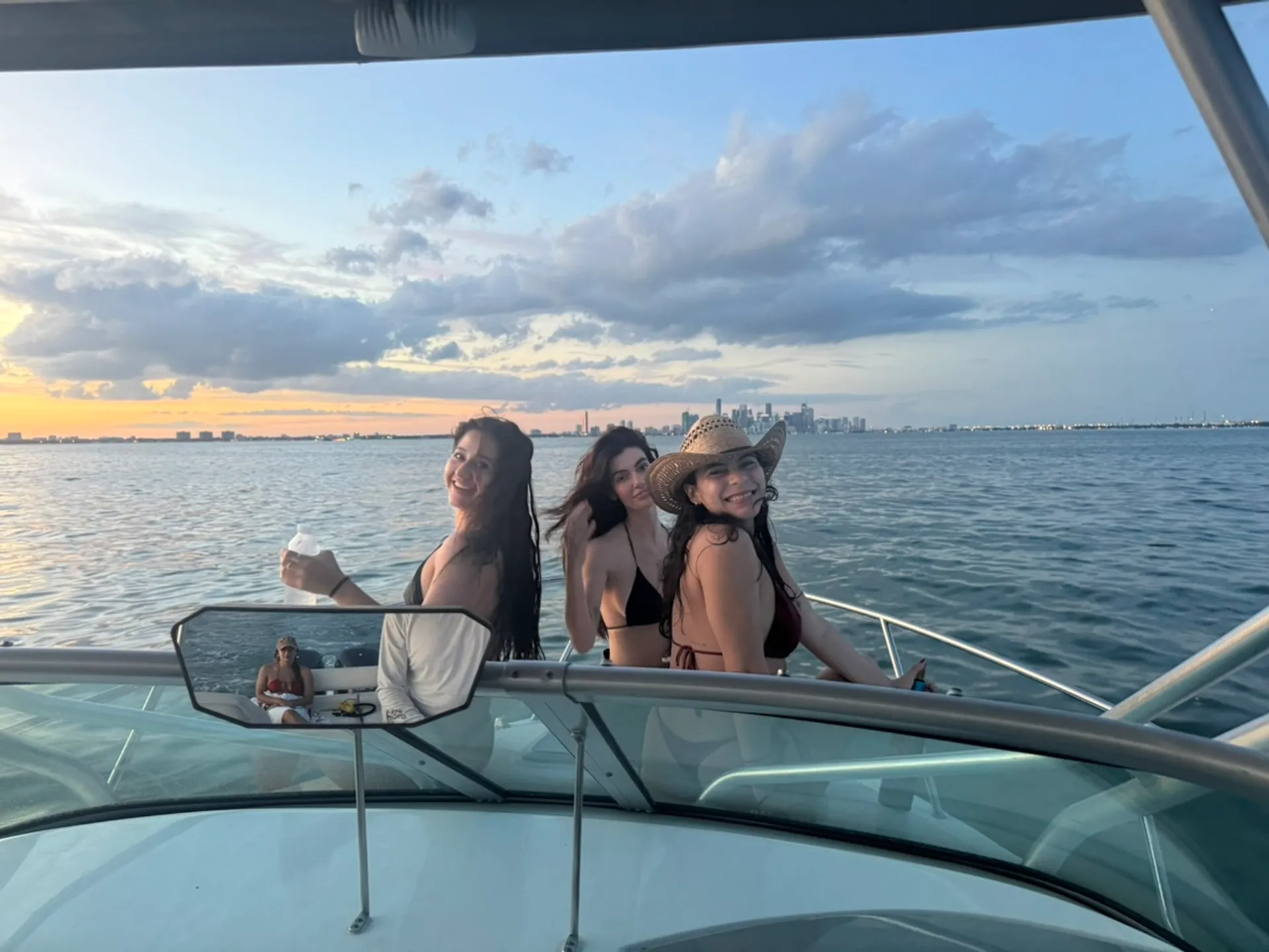SEA MAVERICK 27’ | YOU DESIGN YOUR TOUR. ENJOY MIAMI WATER AND VIEWS