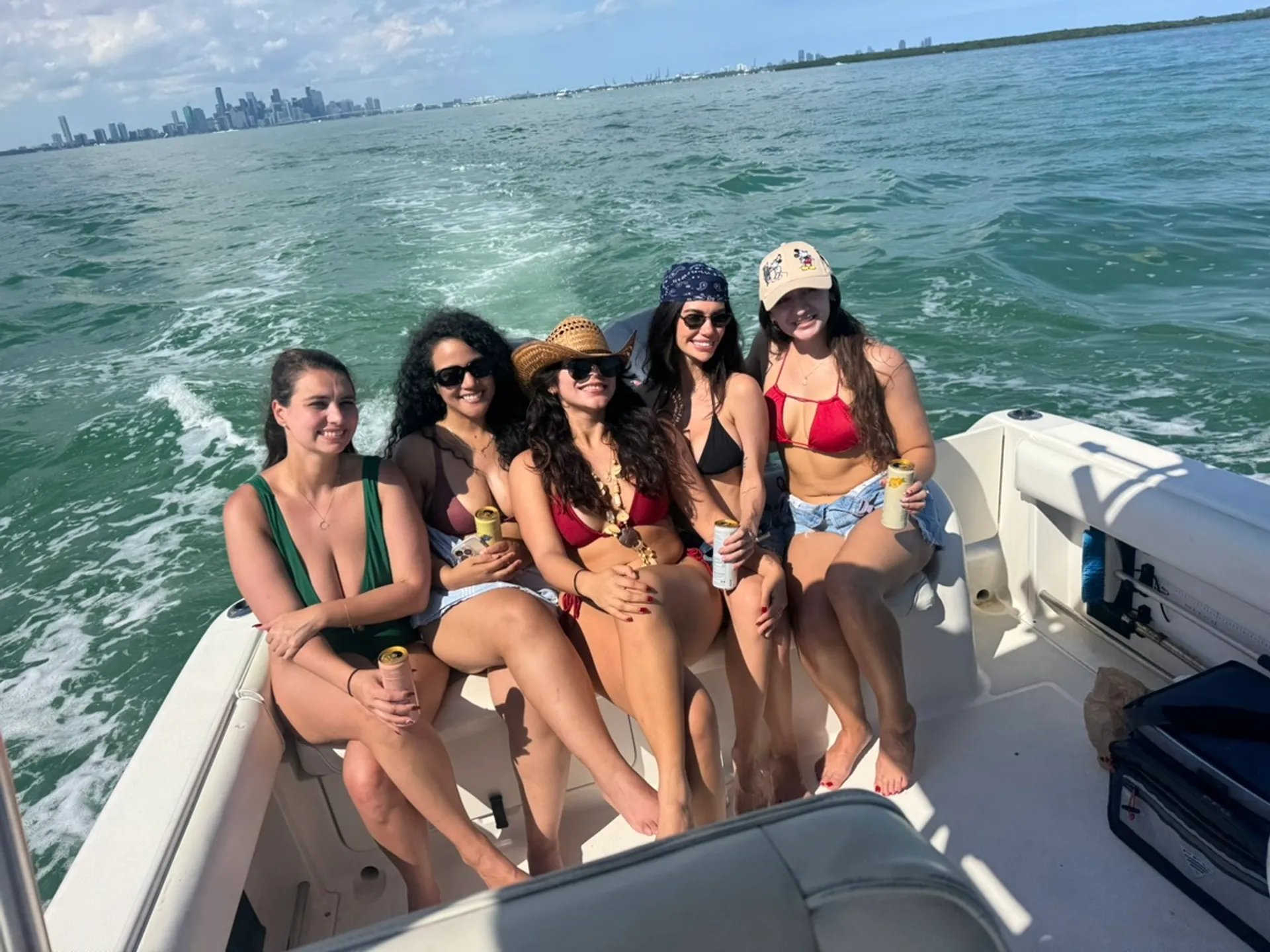 SEA MAVERICK 27’ | YOU DESIGN YOUR TOUR. ENJOY MIAMI WATER AND VIEWS