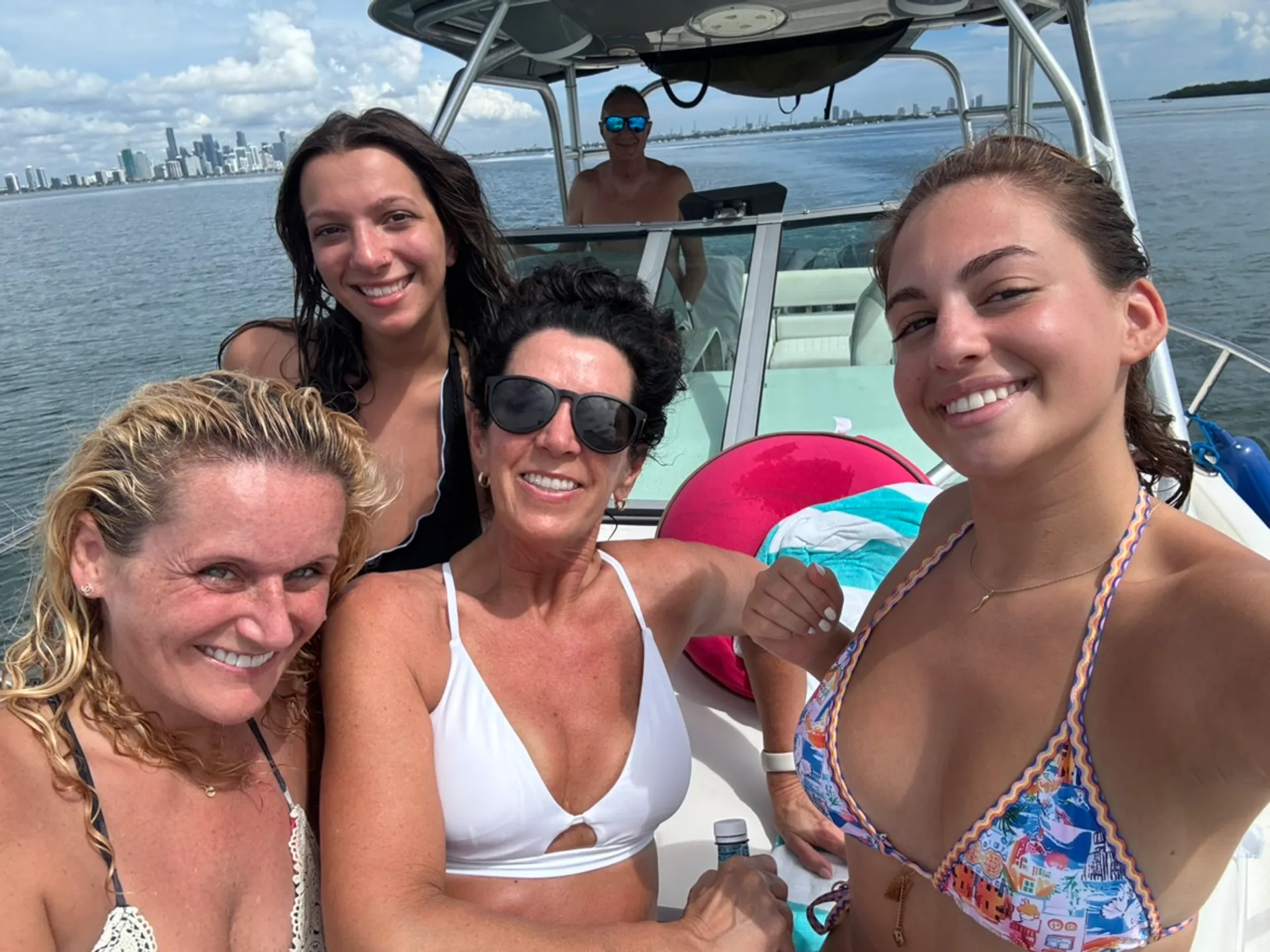 SEA MAVERICK 27’ | YOU DESIGN YOUR TOUR. ENJOY MIAMI WATER AND VIEWS