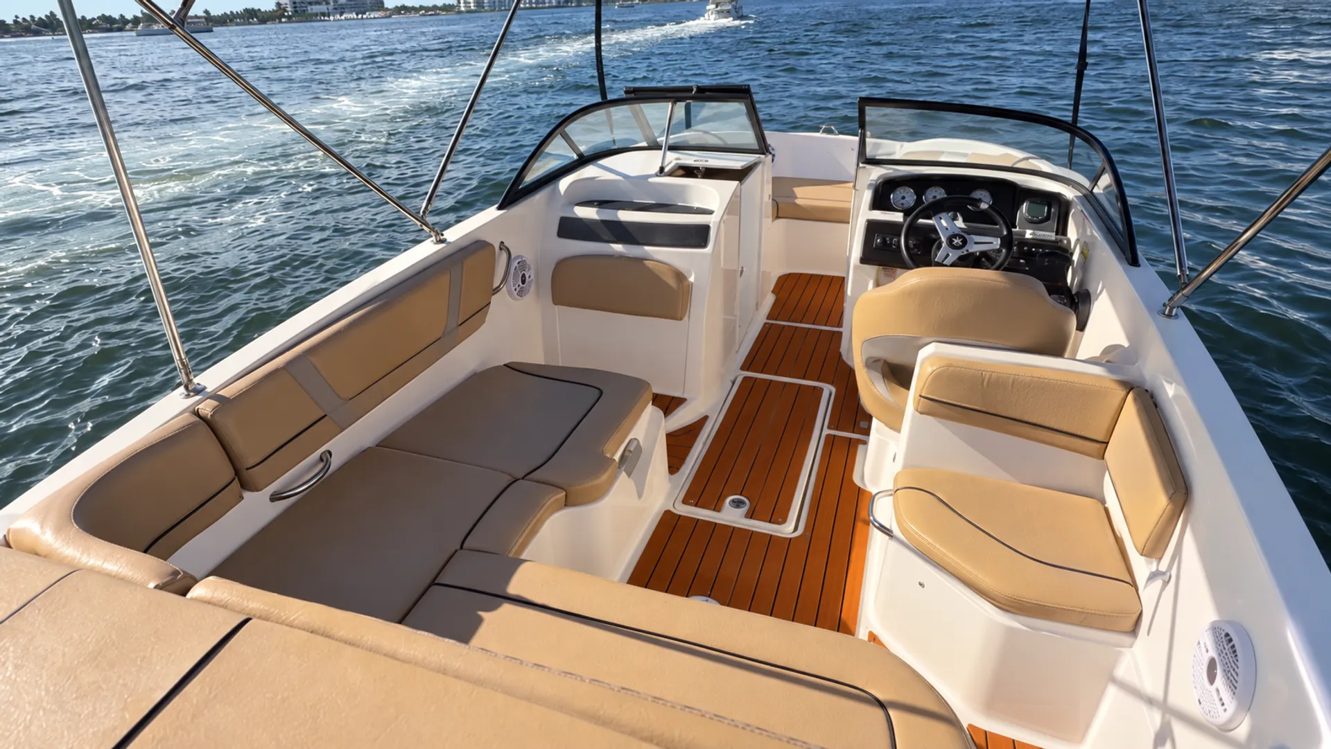 BAYLINER VR6 BOWRIDER in Riviera Beach, FL — photo 3